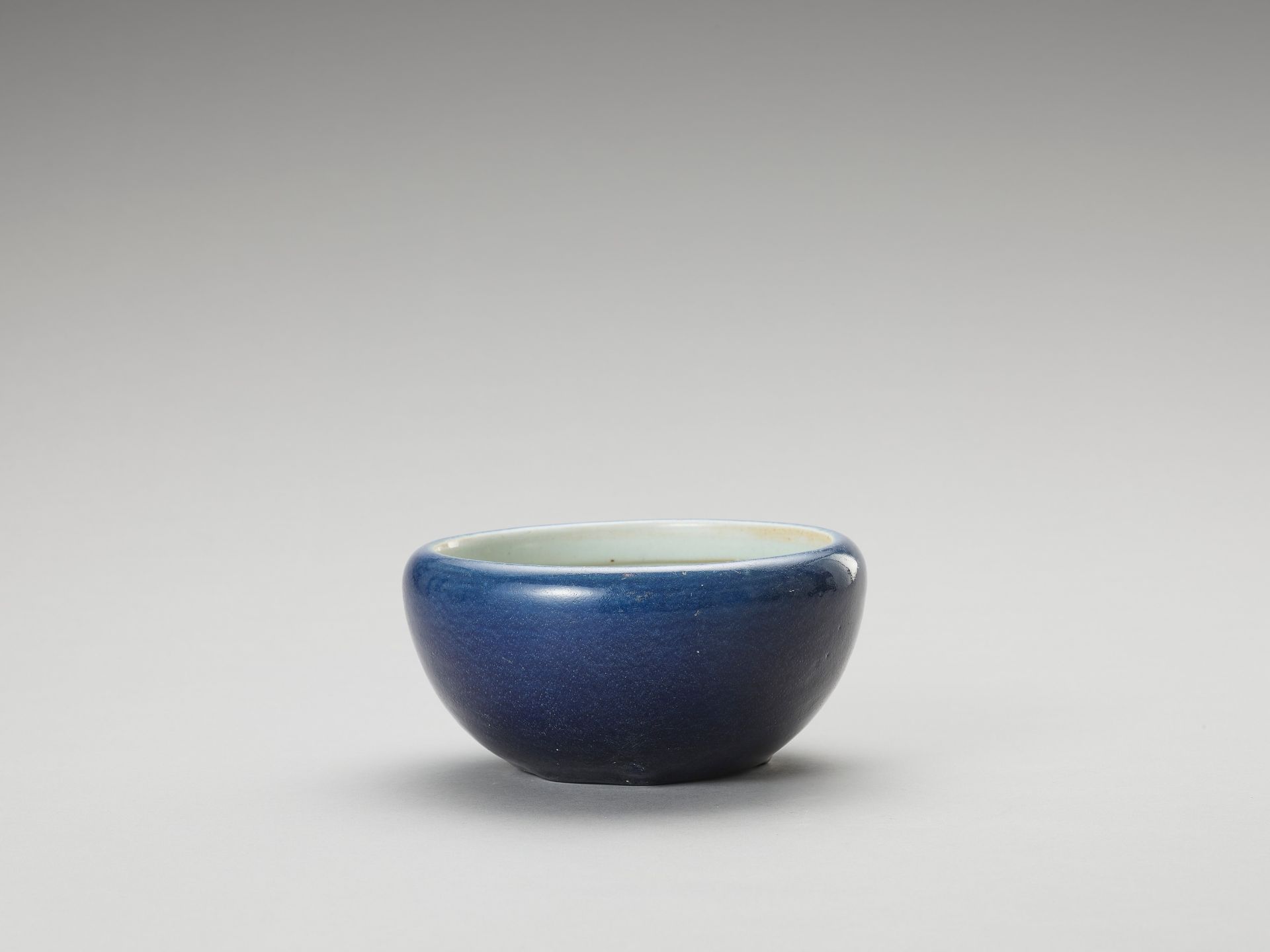 A MONOCHROME, BLUE-GLAZED PORCELAIN BOWL - Bild 8 aus 9