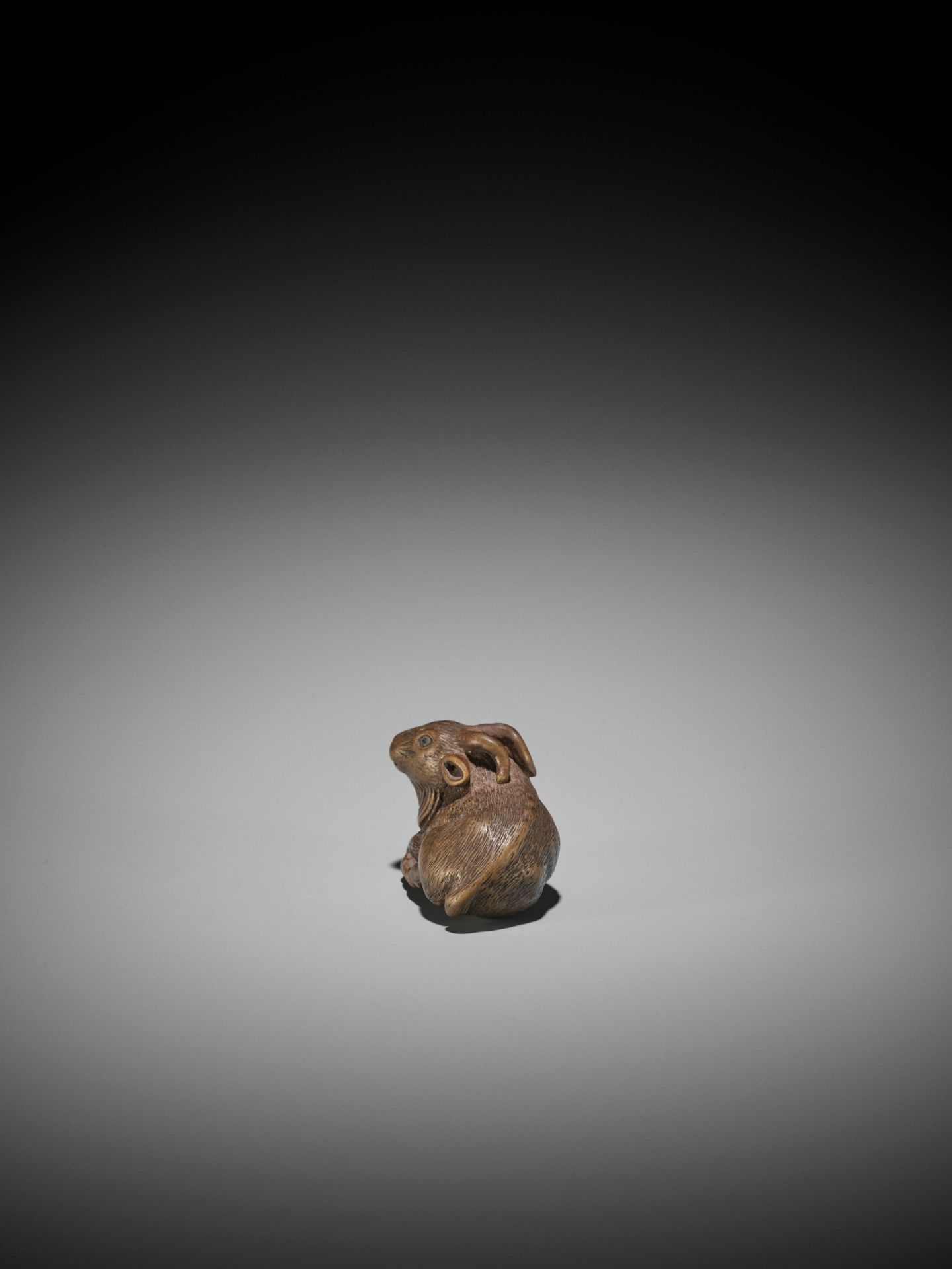 MINKO: A WOOD NETSUKE OF A RECUMBENT GOAT - Bild 7 aus 12