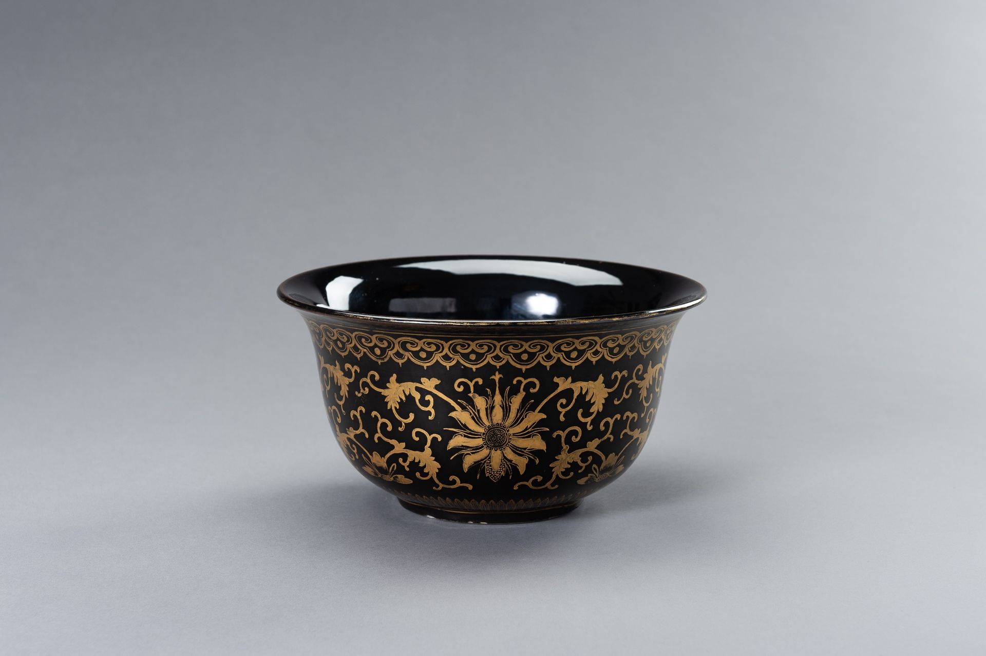 A LARGE BLACK AND GOLD PORCELAIN BOWL - Bild 9 aus 12