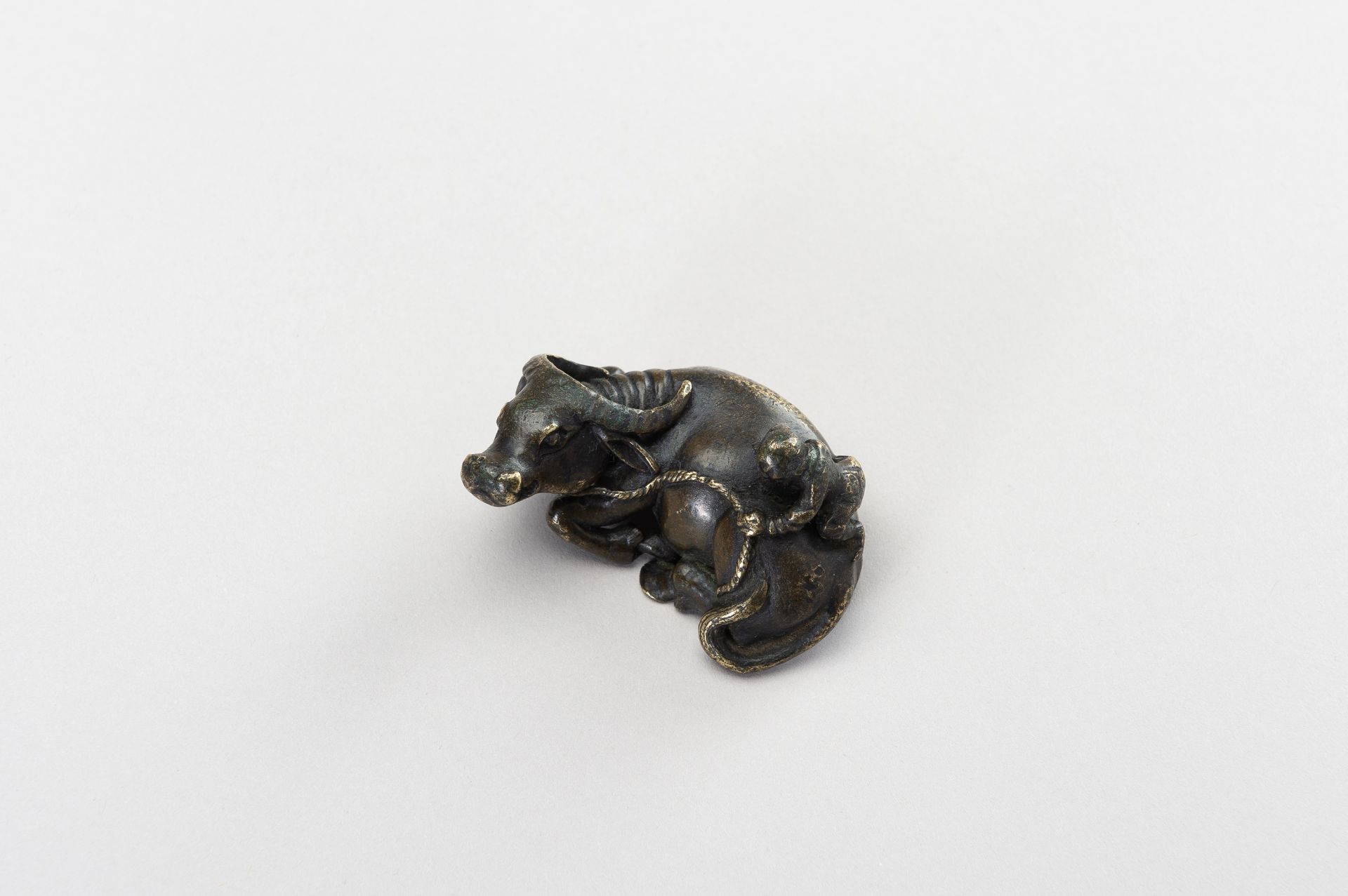 A FIGURAL BRONZE PAPERWEIGHT IN THE SHAPE OF A WATER BUFFALO AND HERDER - Bild 3 aus 10