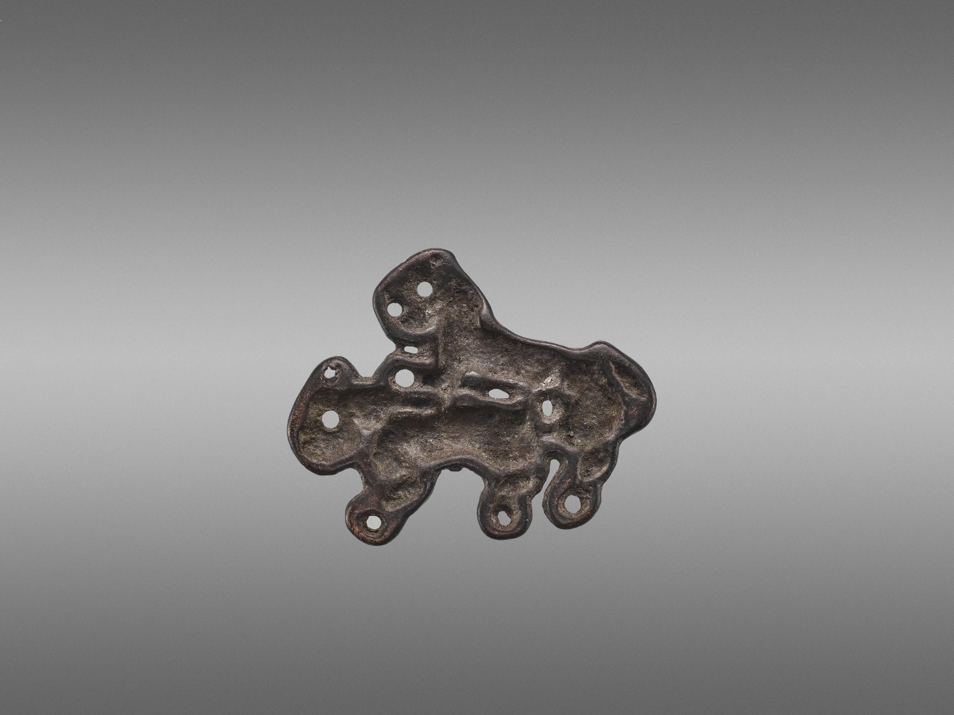 AN ORDOS BRONZE 'COPULATING TIGERS' PLAQUE, WARRING STATES - Image 4 of 5