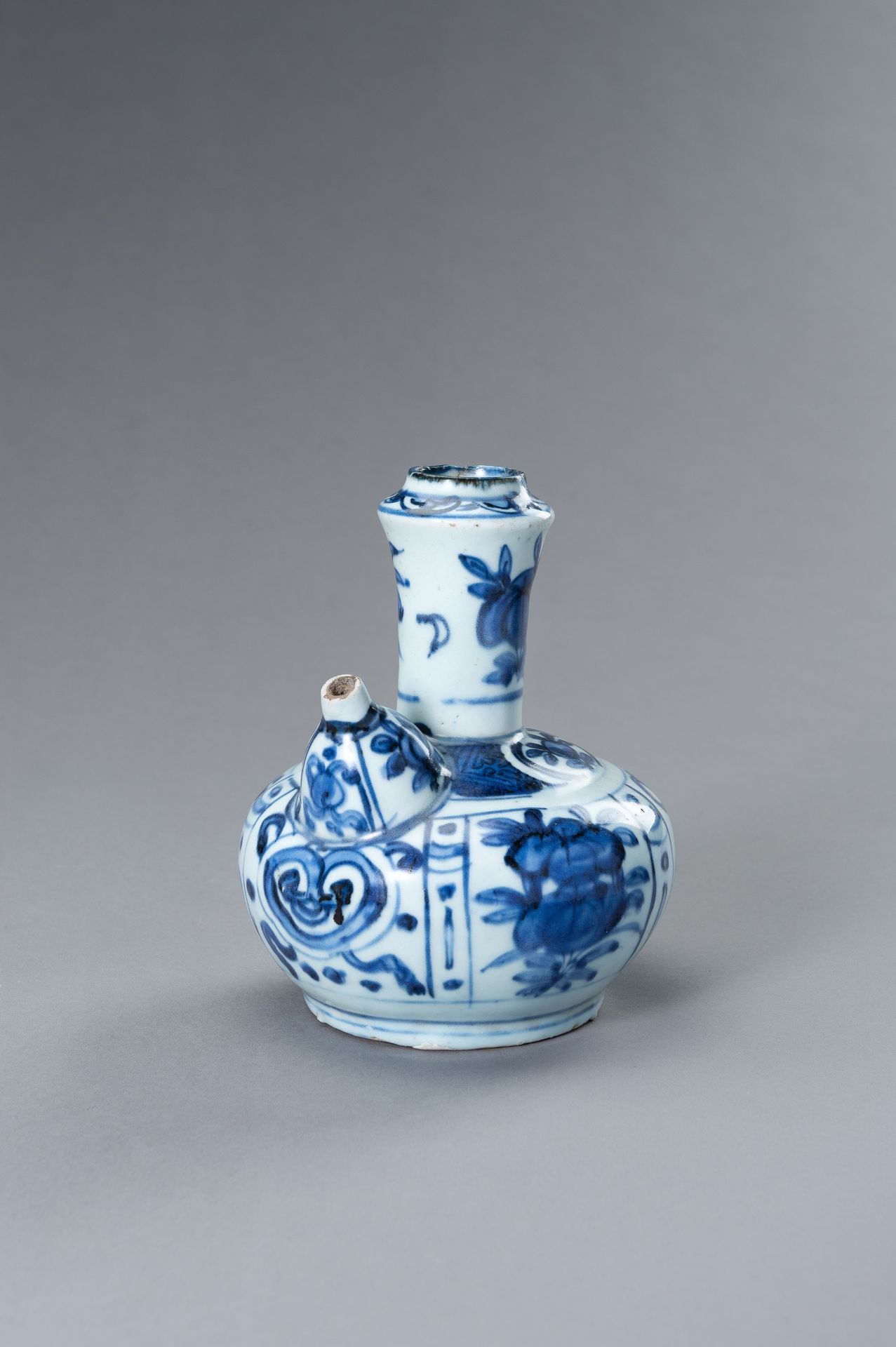 A BLUE AND WHITE PORCELAIN POURING VESSEL (KENDI) WITH FLORAL MOTIFS - Bild 3 aus 10