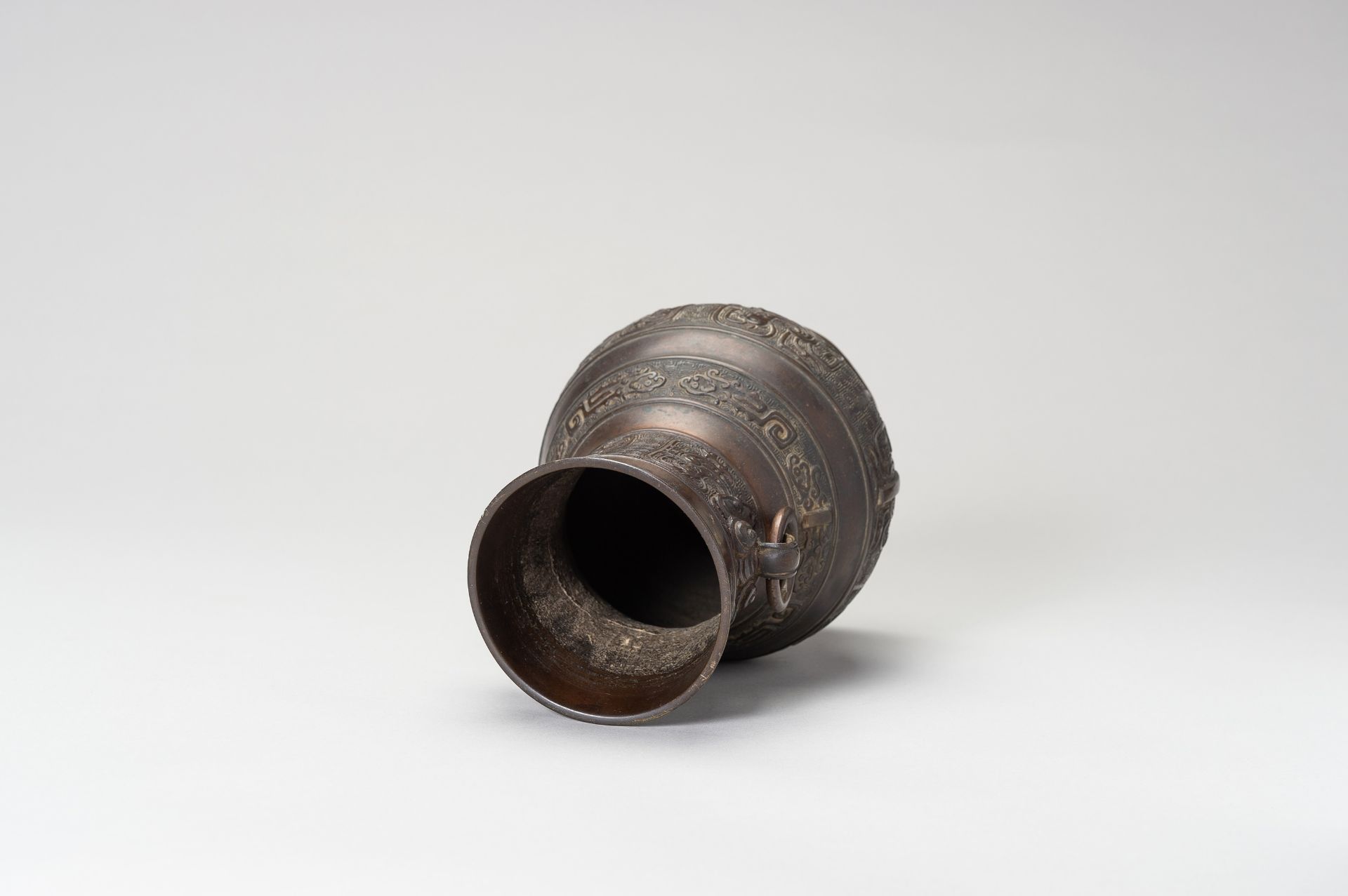 AN ARCHAISTIC BRONZE VASE - Image 9 of 12