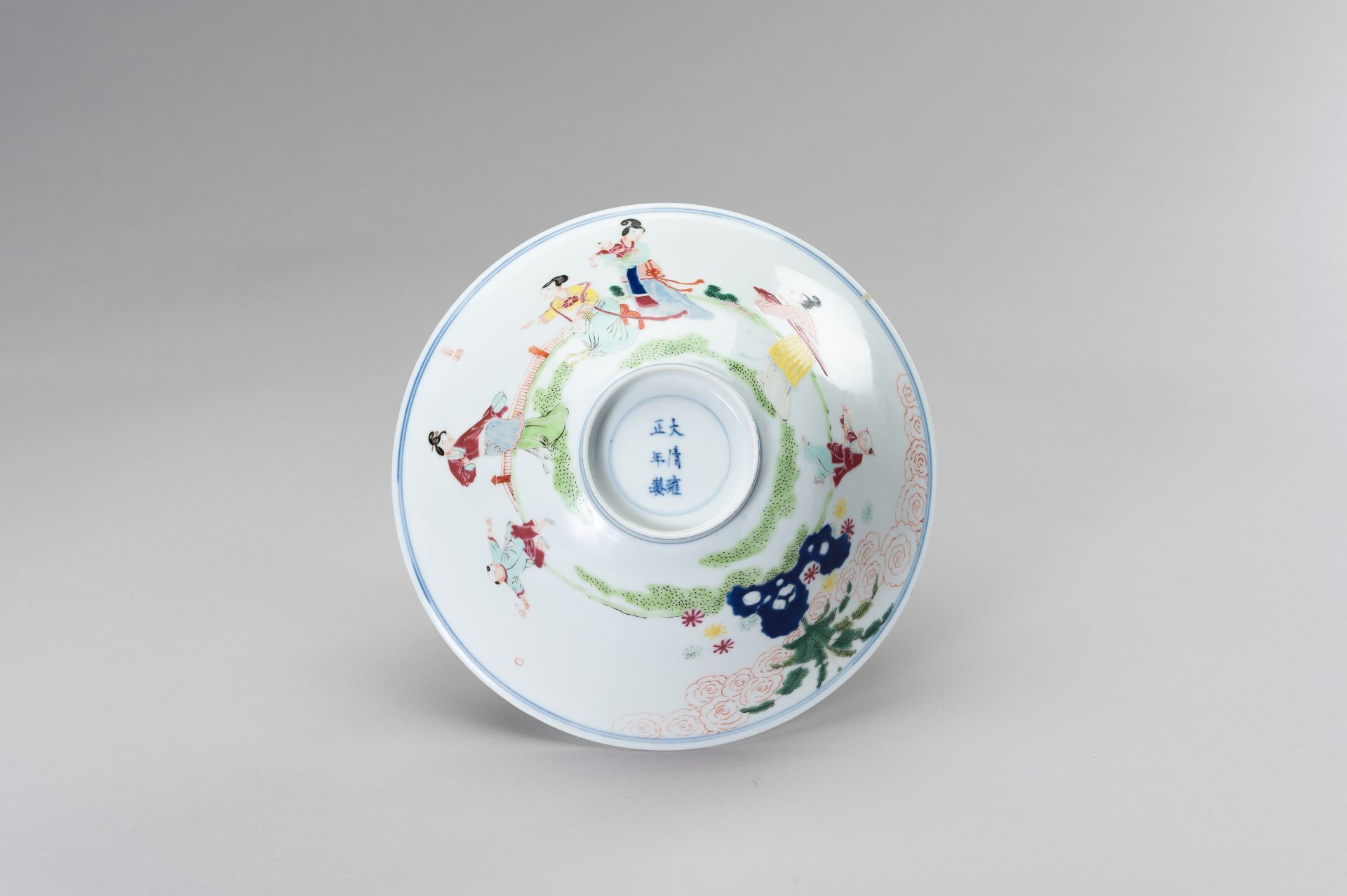 A POLYCHROME ENAMELED PORCELAIN BOWL WITH COURT LADIES, BOYS AND SCHOLAR