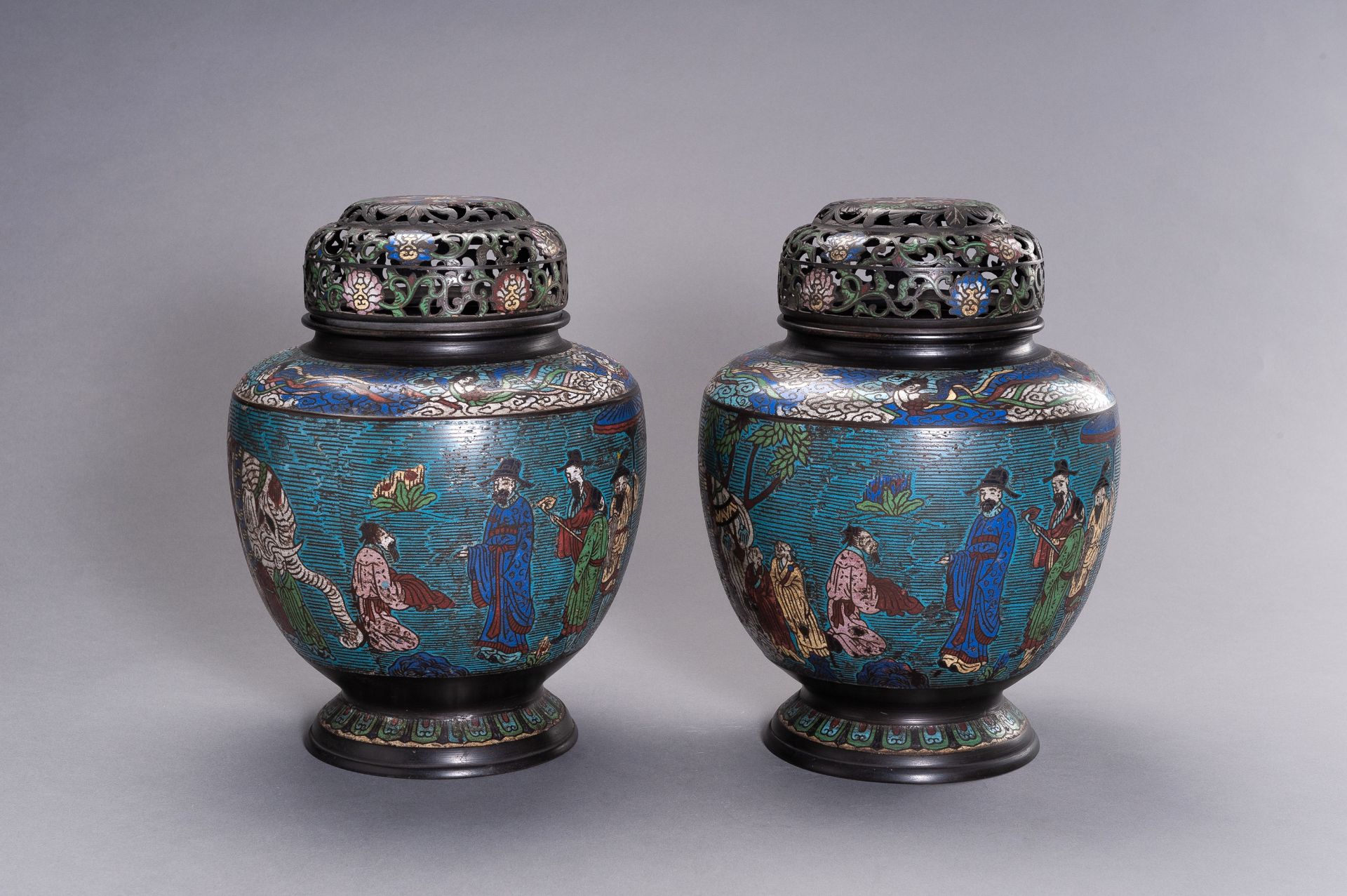 A LARGE PAIR OF CLOISONNE VASES AND COVERS - Bild 5 aus 11