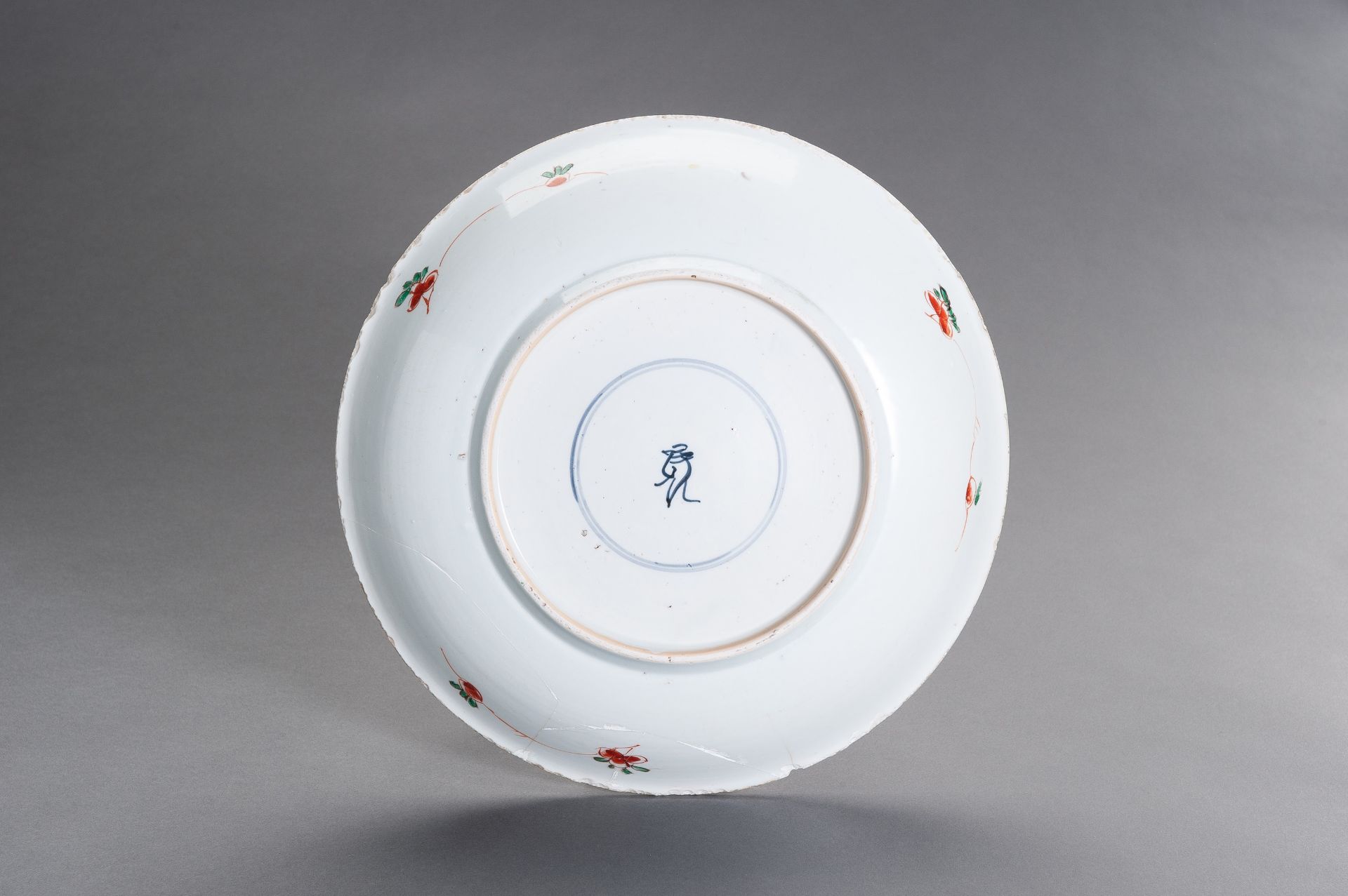 A FAMILLE VERTE ENAMELED PORCELAIN 'FLORAL' CHARGER, KANGXI - Image 2 of 4