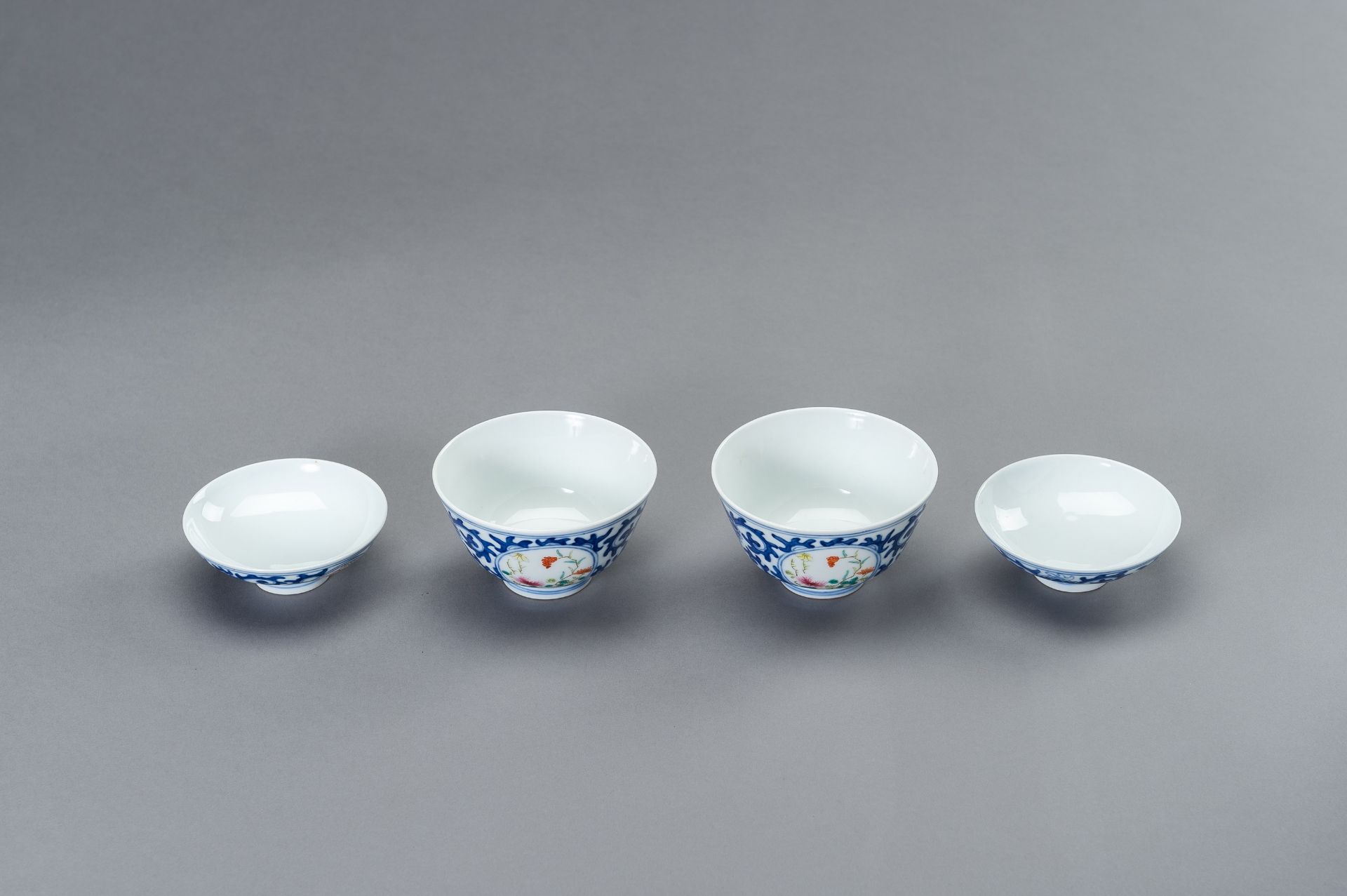 A PAIR OF XUANTONG MARK AND PERIOD PORCELAIN BOWLS WITH COVERS - Bild 5 aus 12