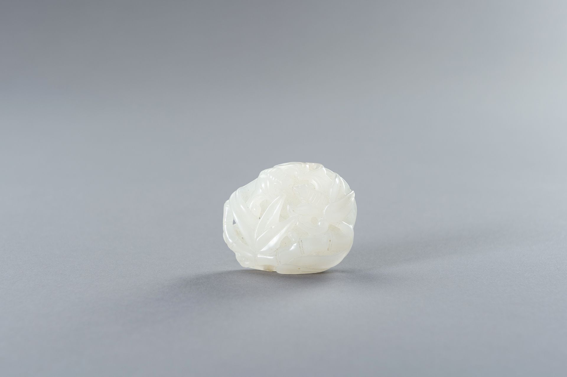 A RETICULATED WHITE JADE PENDANT WITH BATS AND BAMBOO - Bild 2 aus 14