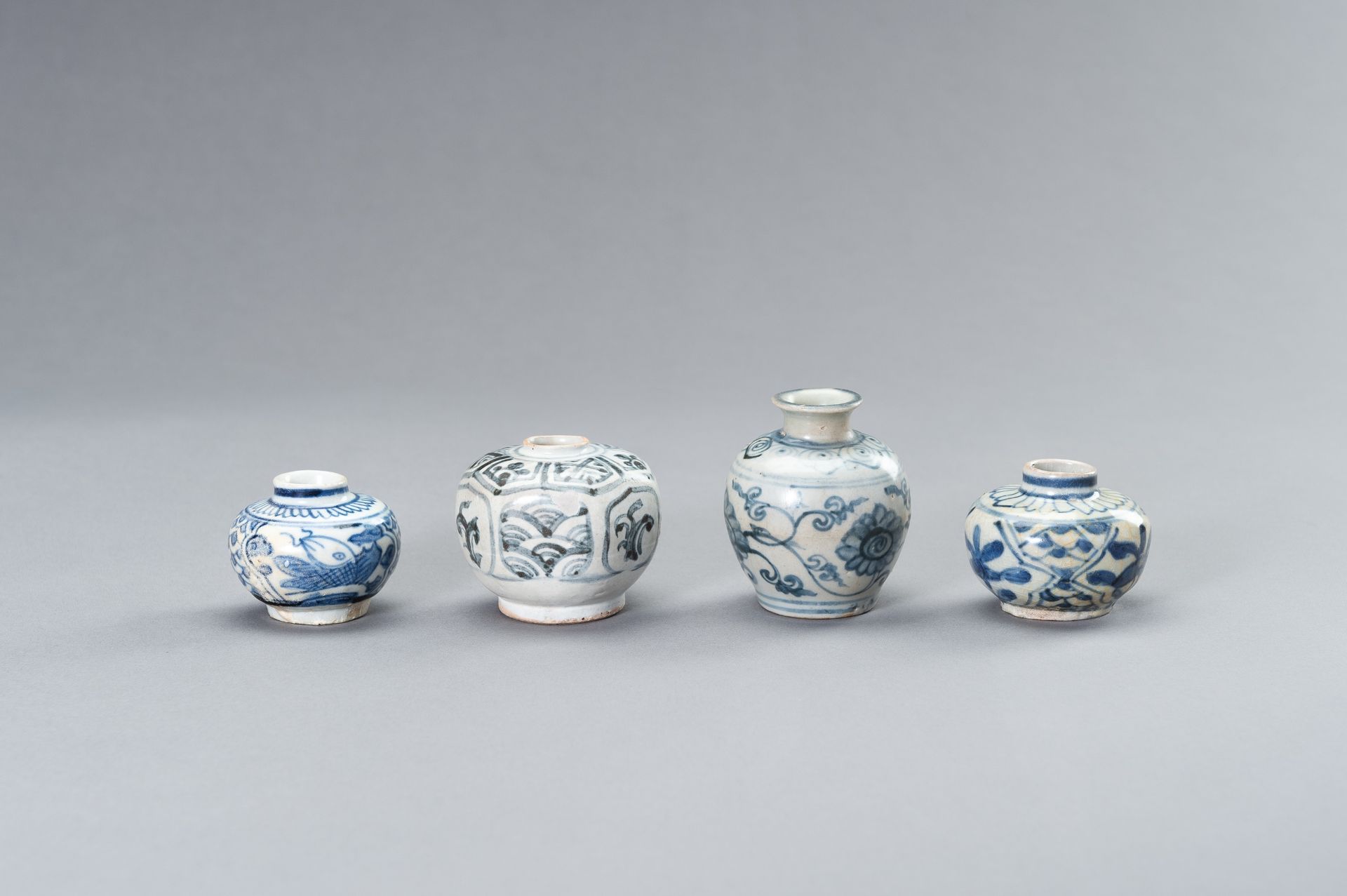 FOUR SMALL BLUE AND WHITE CERAMIC JARS - Image 3 of 8