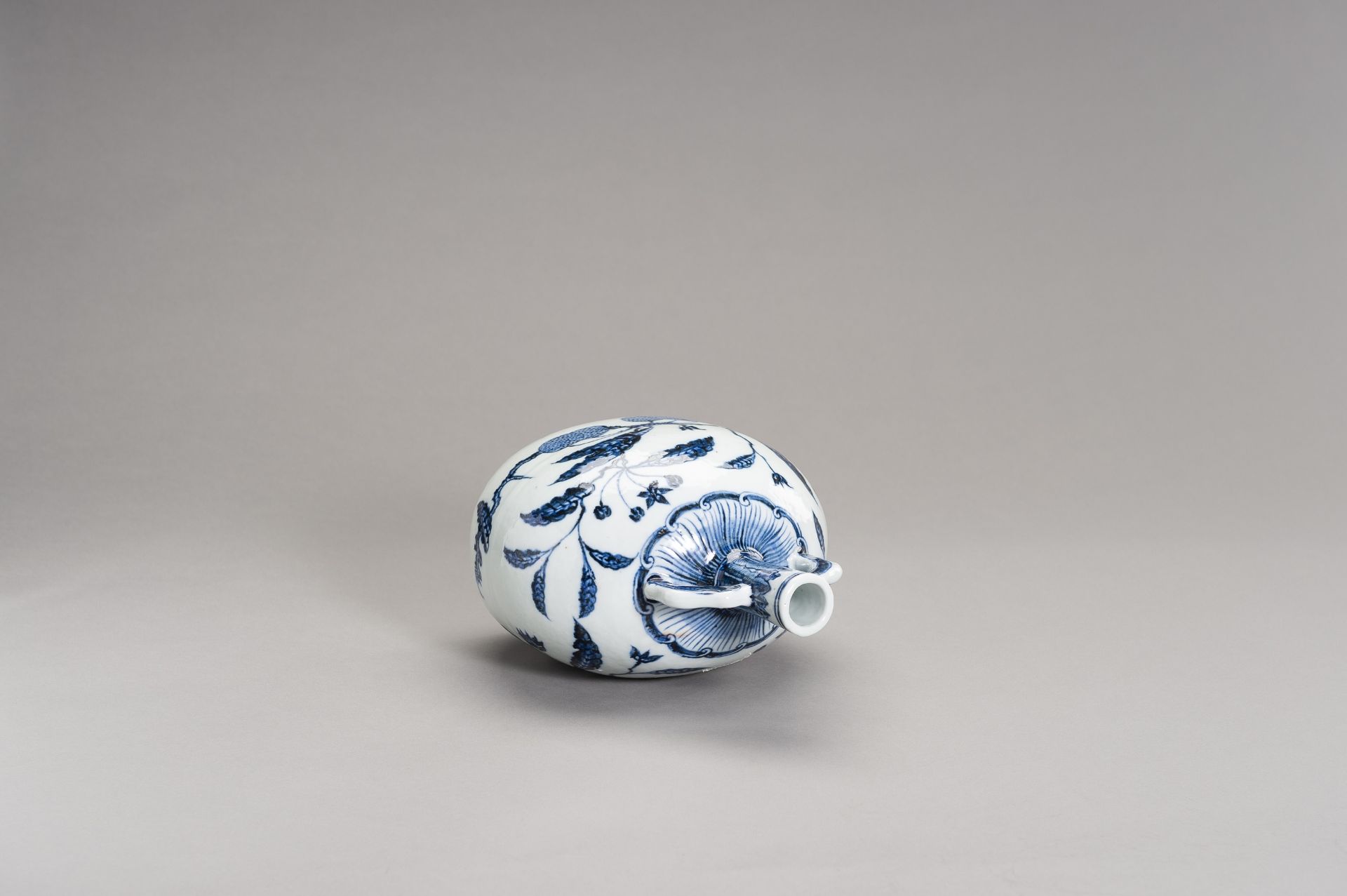 A BLUE AND WHITE MING-STYLE 'LINGZHI' MOONFLASK, BIANHU, QING DYNASTY - Image 11 of 12
