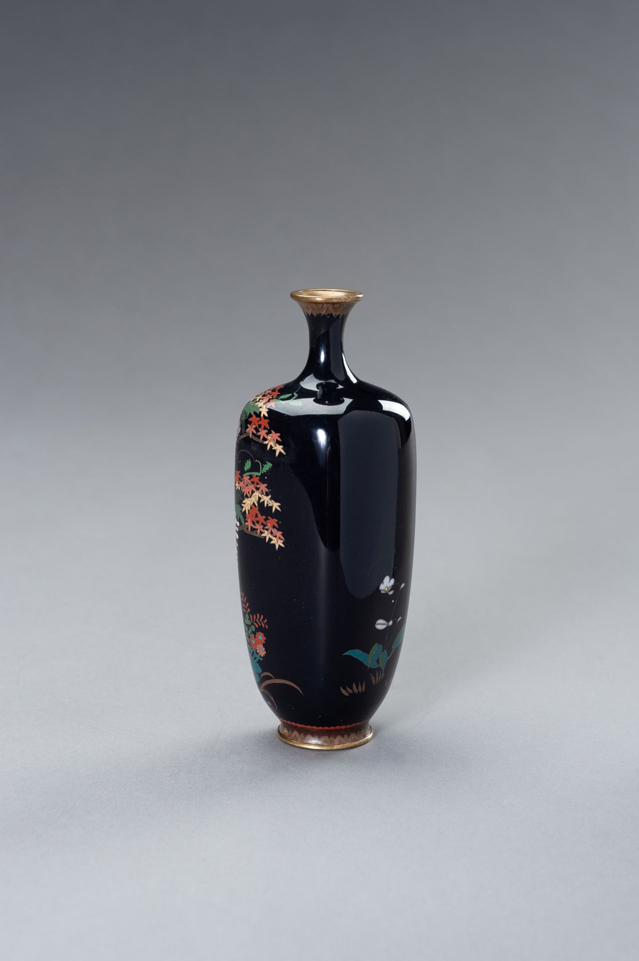 A CLOISONNE VASE WITH A MAPLE TREE AND FLOWERS - Image 7 of 10