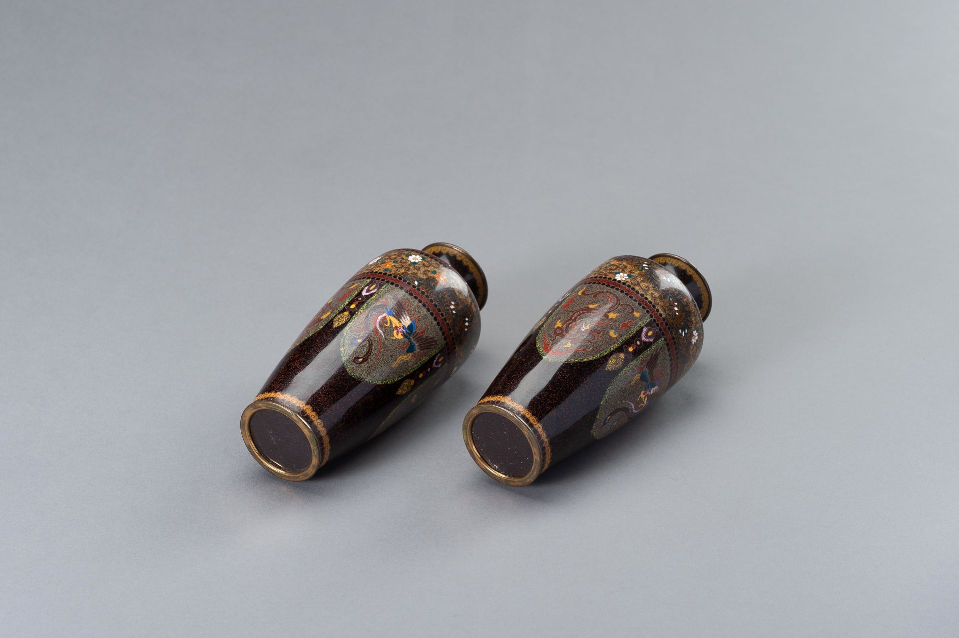 A PAIR OF TWO CLOISONNE ENAMEL VASES - Image 10 of 10