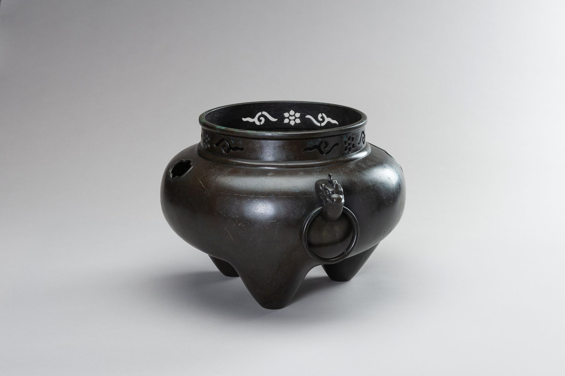 A LARGE SHISOU SILVER INLAID BRONZE TRIPOD CENSER - Image 6 of 9