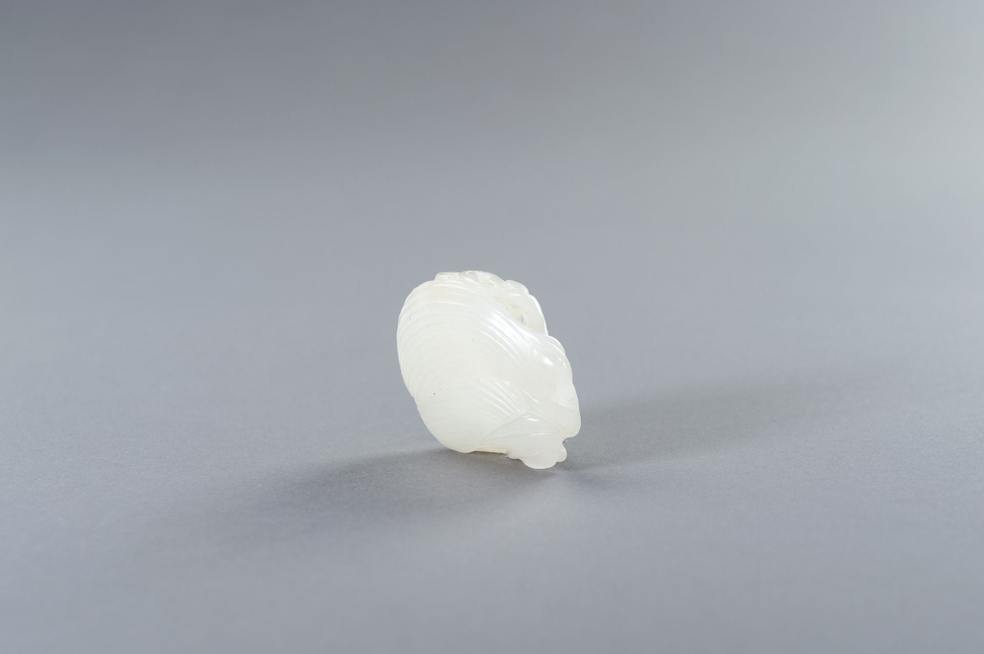 A RETICULATED WHITE JADE PENDANT WITH BATS AND BAMBOO - Bild 3 aus 14