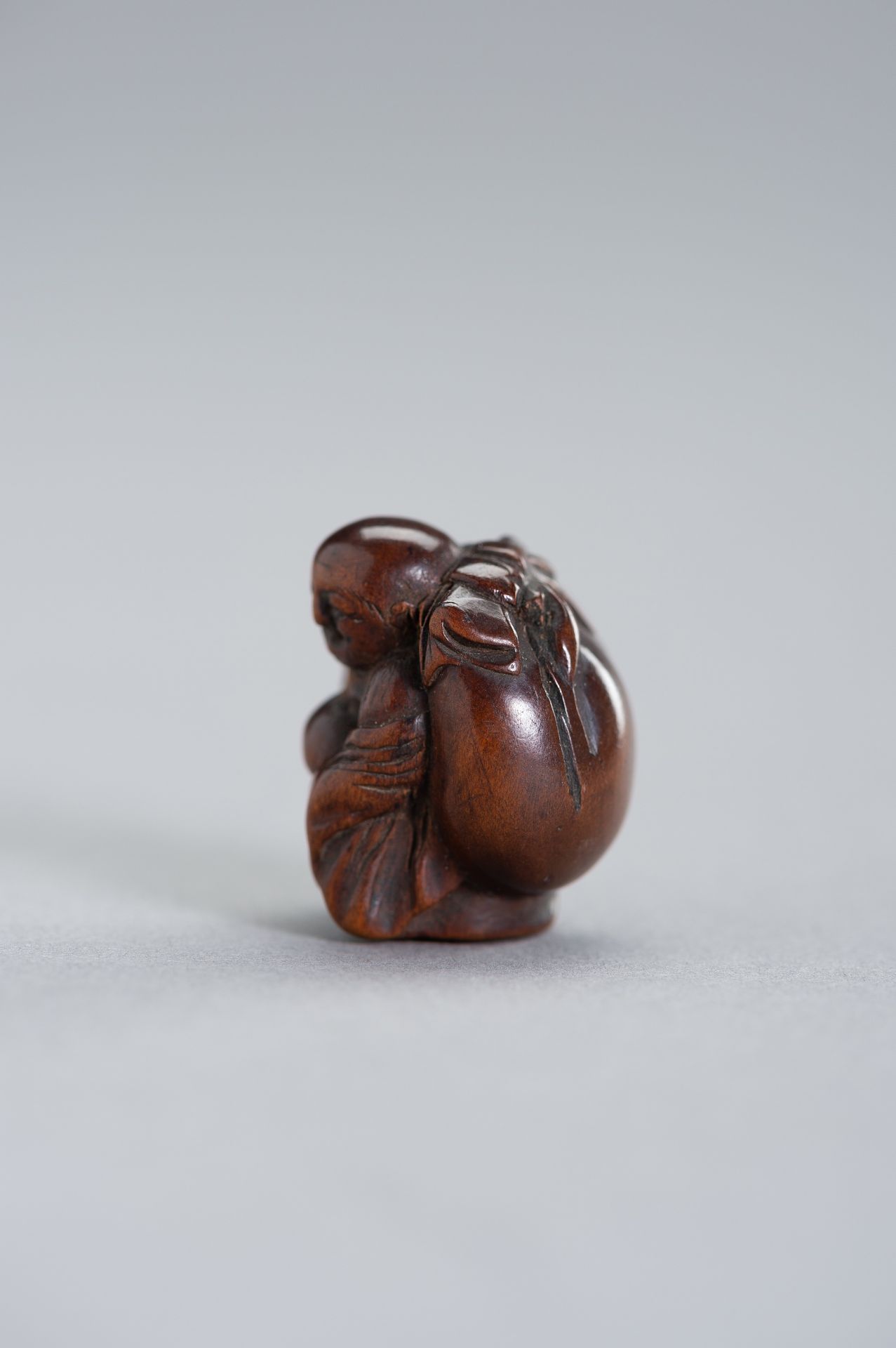 A RARE MINIATURE WOOD NETSUKE OF HOTEI - Bild 7 aus 9