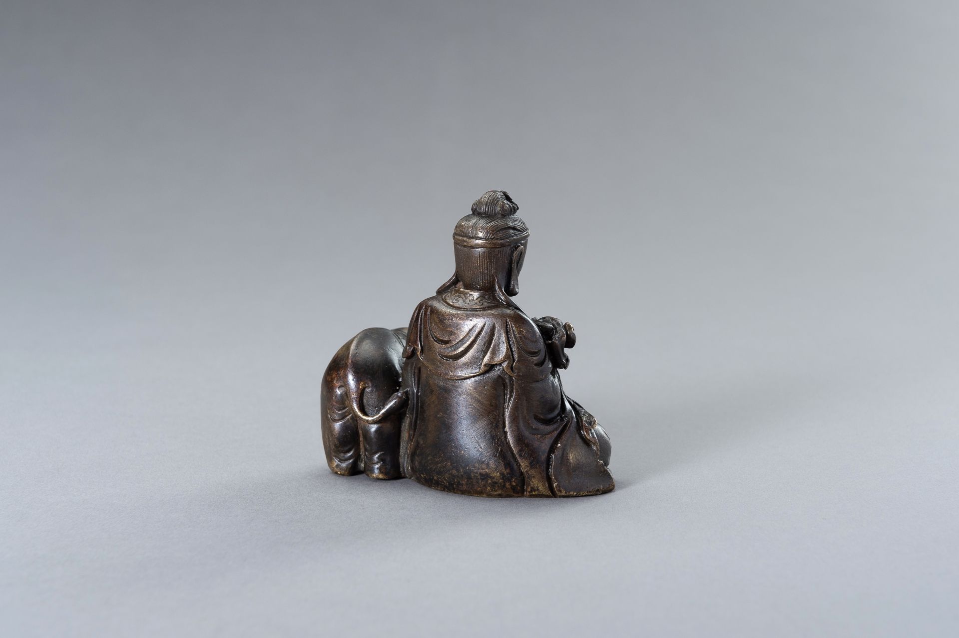 A BRONZE FIGURE OF GUANYIN WITH ELEPHANT - Bild 10 aus 11