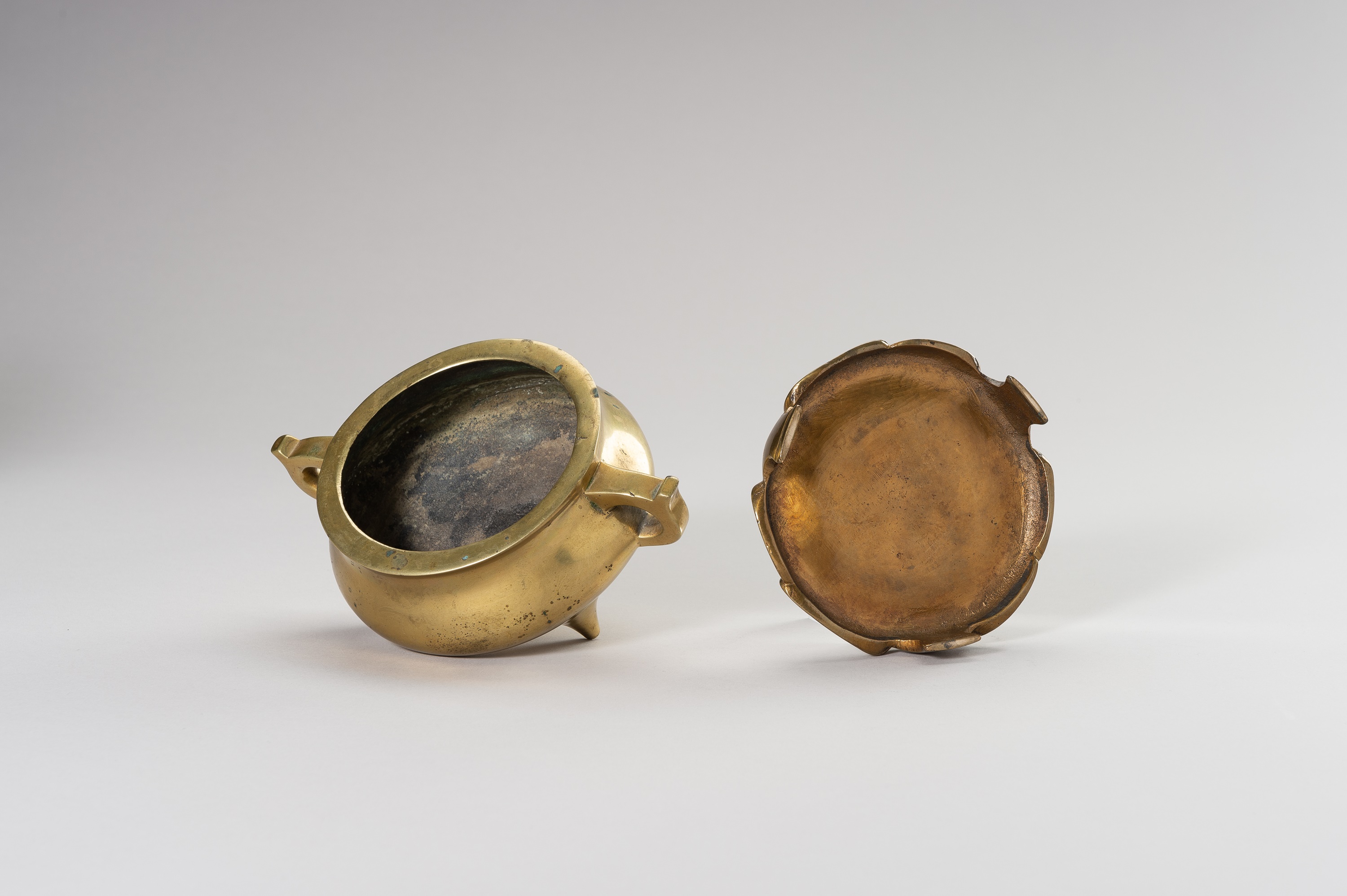 A GILT-BRONZE TRIPOD CENSER WITH STAND - Image 9 of 11