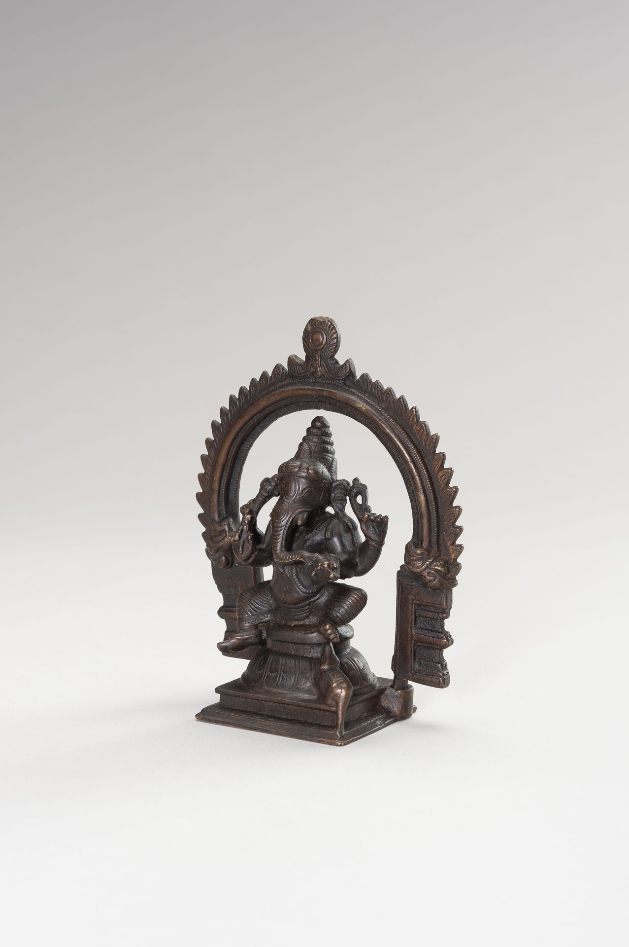 AN INDIAN BRONZE FIGURE OF GANESHA - Bild 2 aus 10