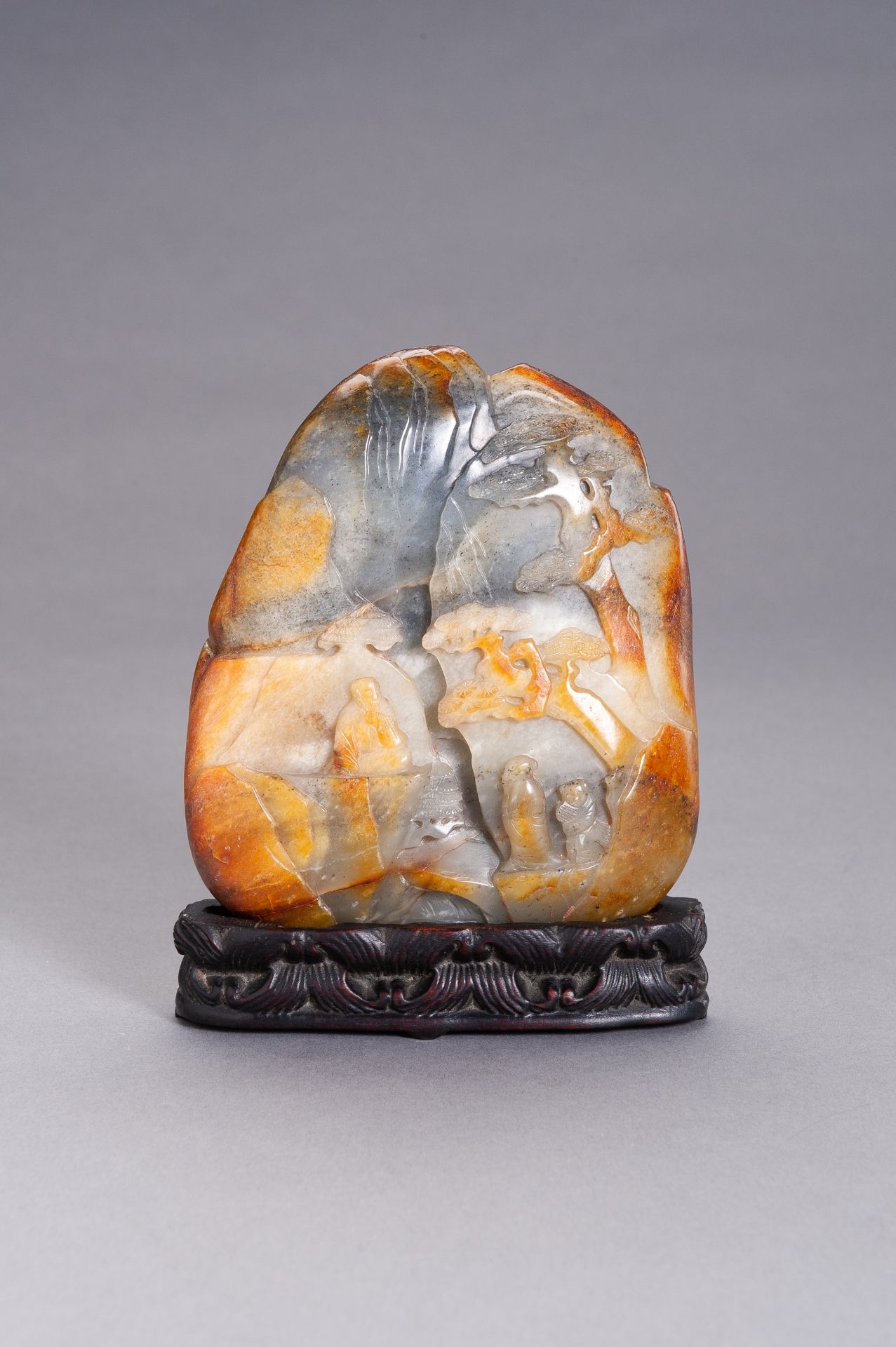 A GRAY AND RUSSET JADE BOULDER WITH IMMORTALS, LATE QING TO REPUBLIC - Bild 2 aus 10