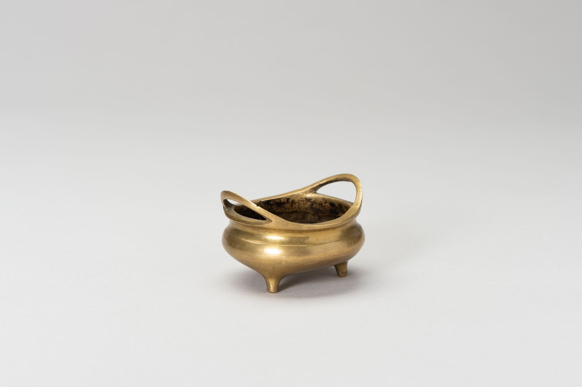 A MINIATURE BRONZE TRIPOD CENSER - Bild 5 aus 10