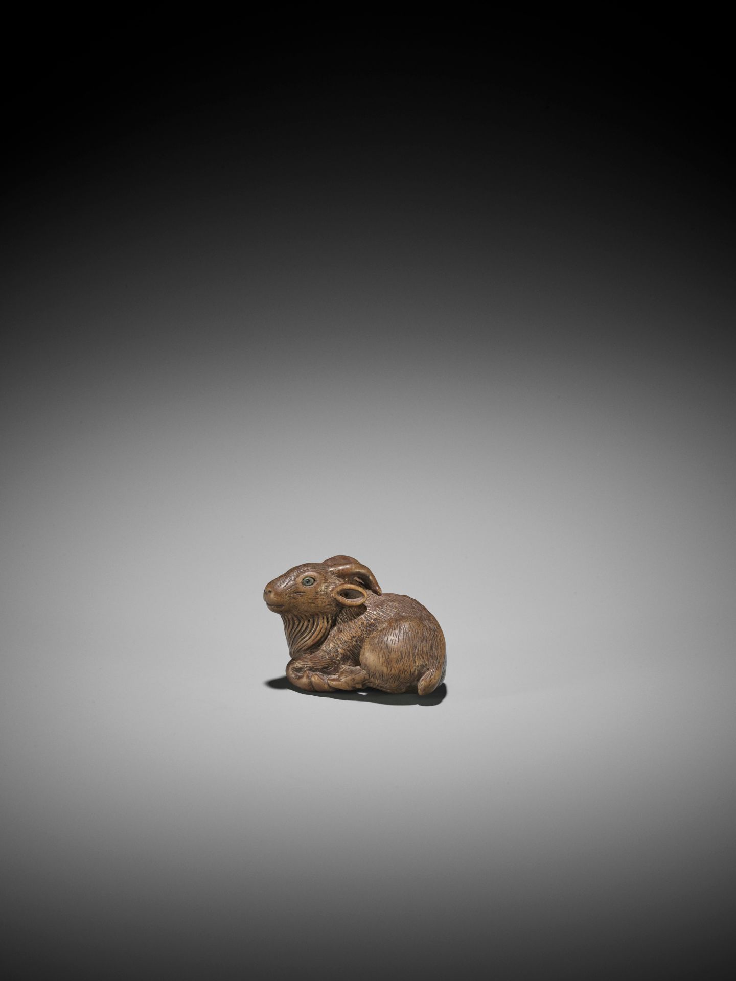 MINKO: A WOOD NETSUKE OF A RECUMBENT GOAT - Bild 6 aus 12