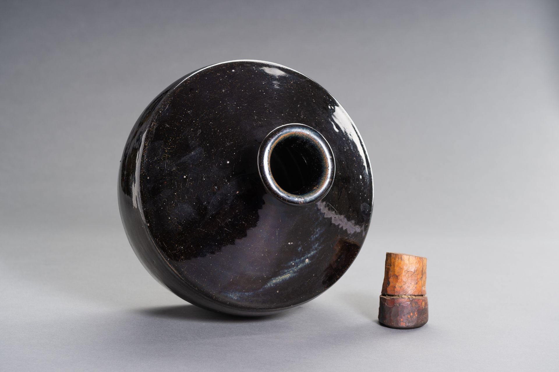 A LARGE HENAN BLACK-GLAZED BOTTLE, SONG DYNASTY - Bild 8 aus 8