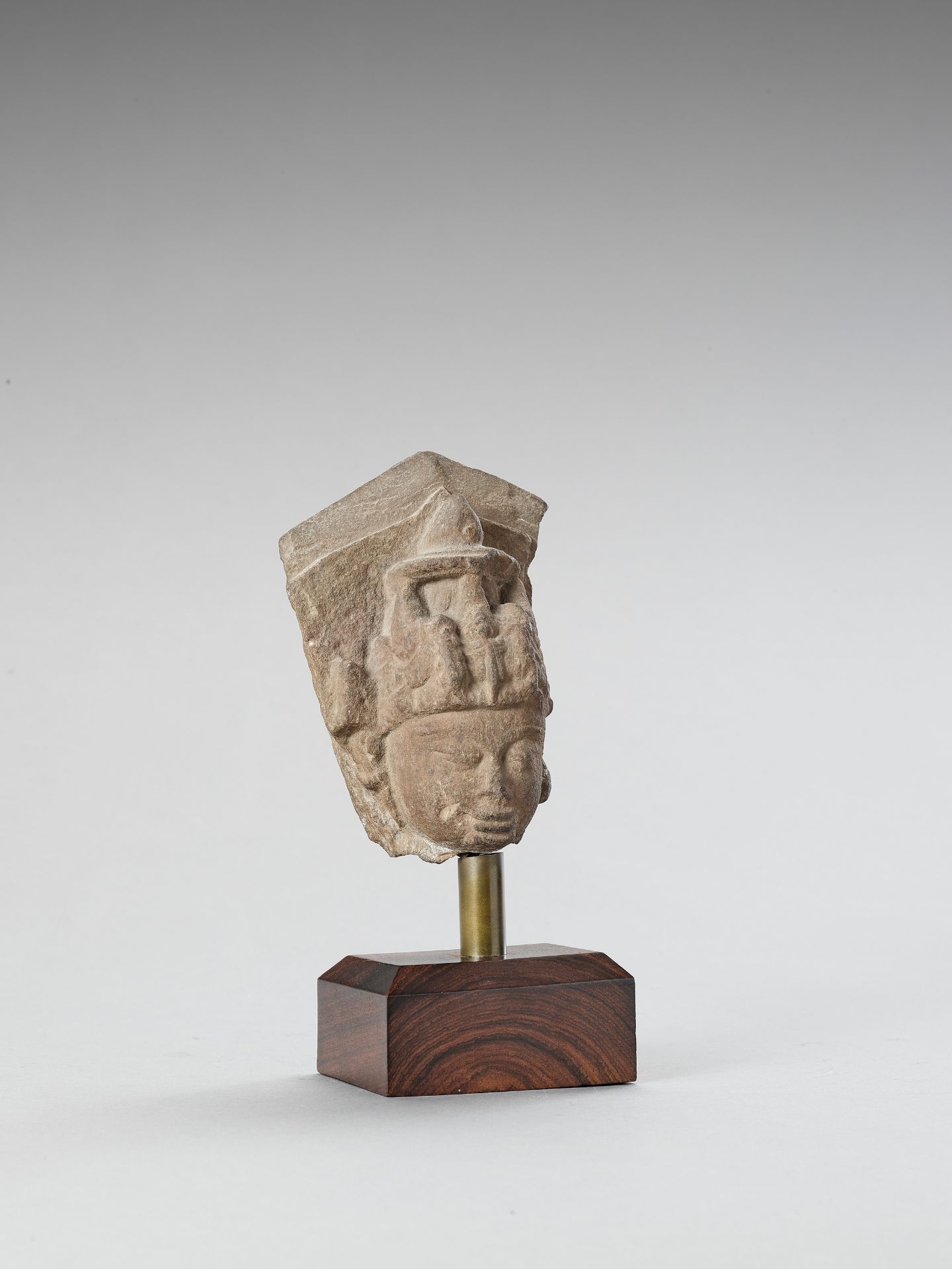 AN INDIAN RED SANDSTONE HEAD OF VISHNU - Bild 5 aus 5