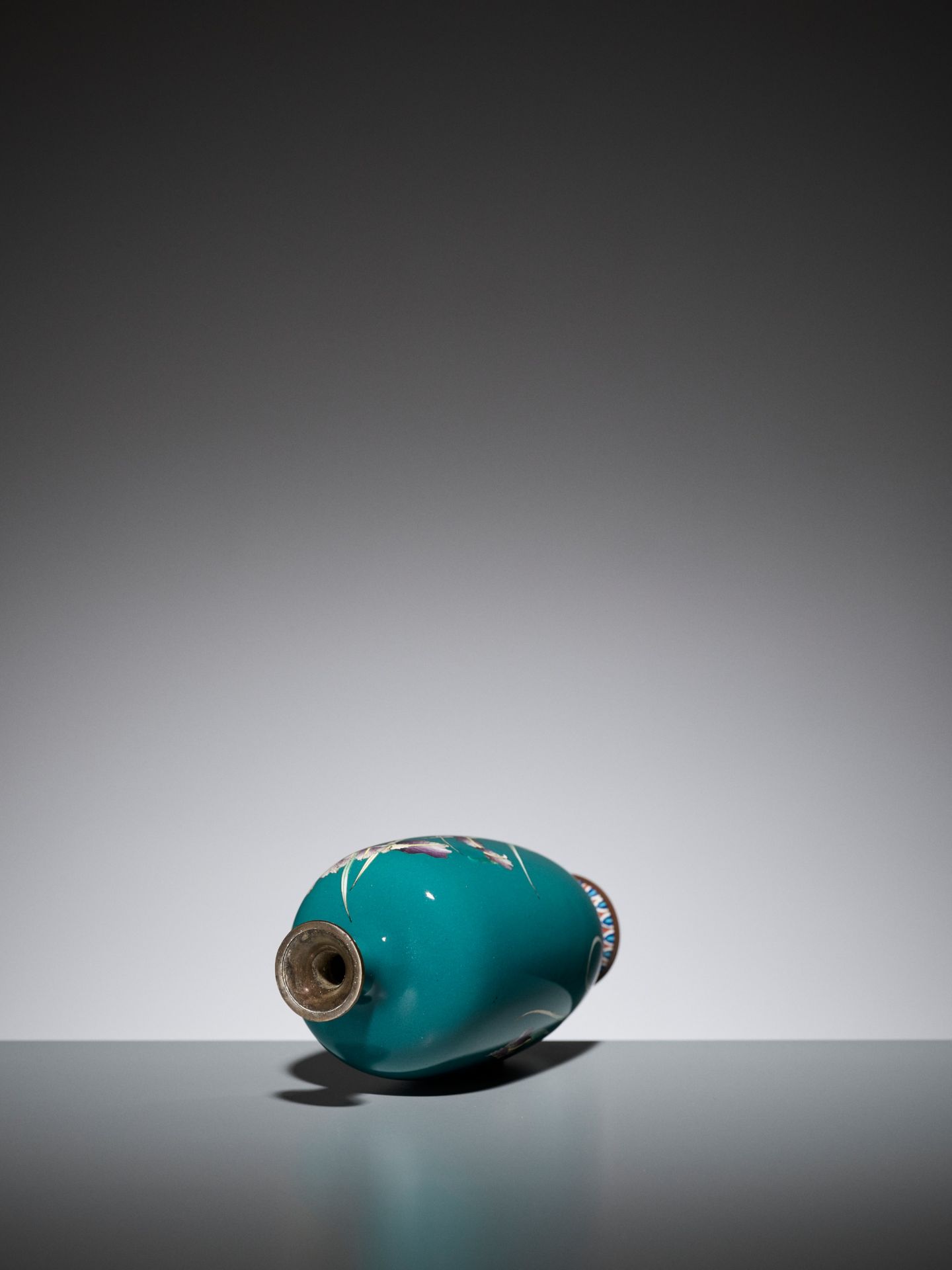 A TURQUOISE CLOISONNE ENAMEL VASE WITH IRIS - Image 5 of 6