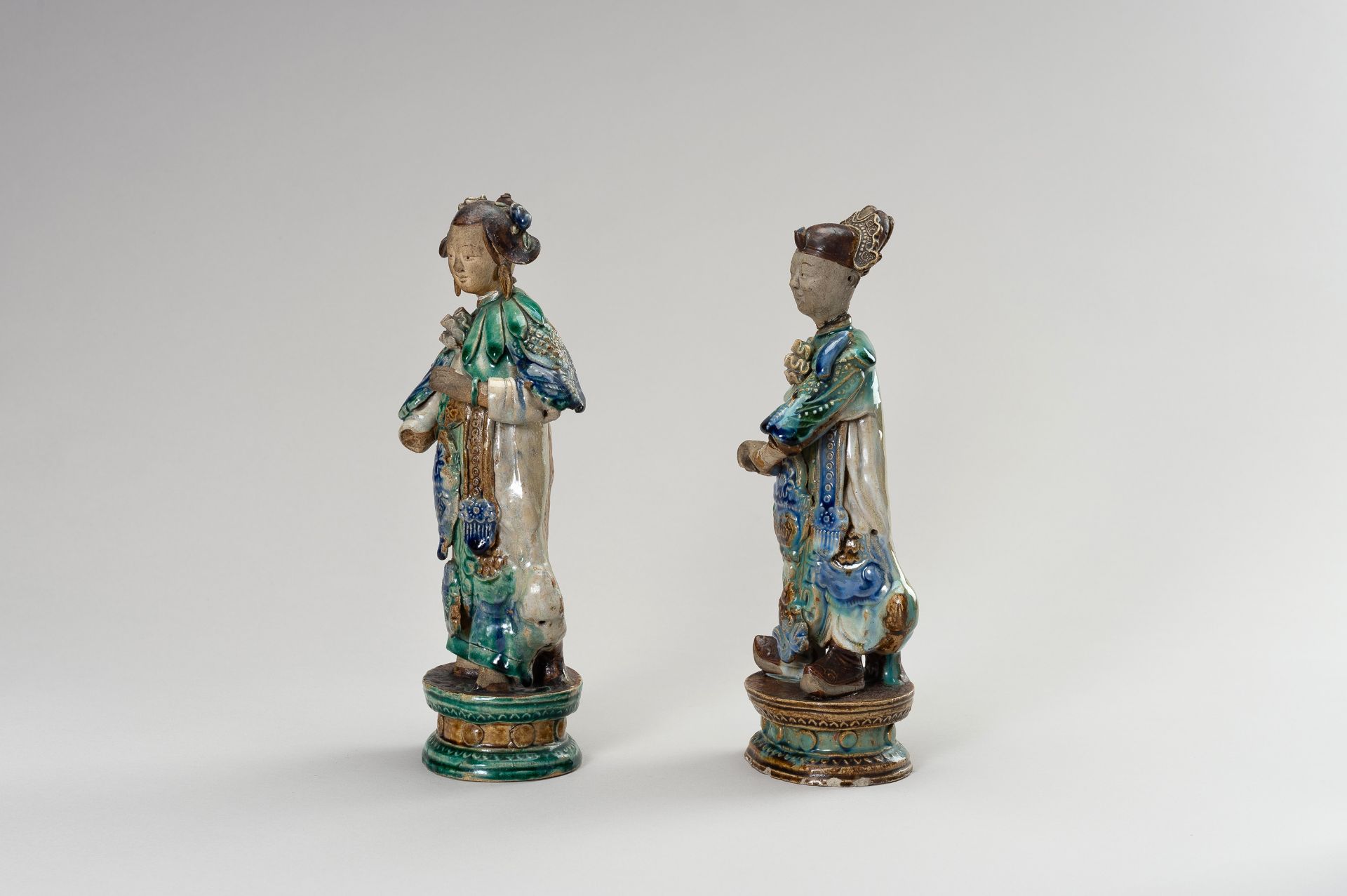 A PAIR OF GLAZED SHIWAN POTTERY FIGURES - Bild 8 aus 11