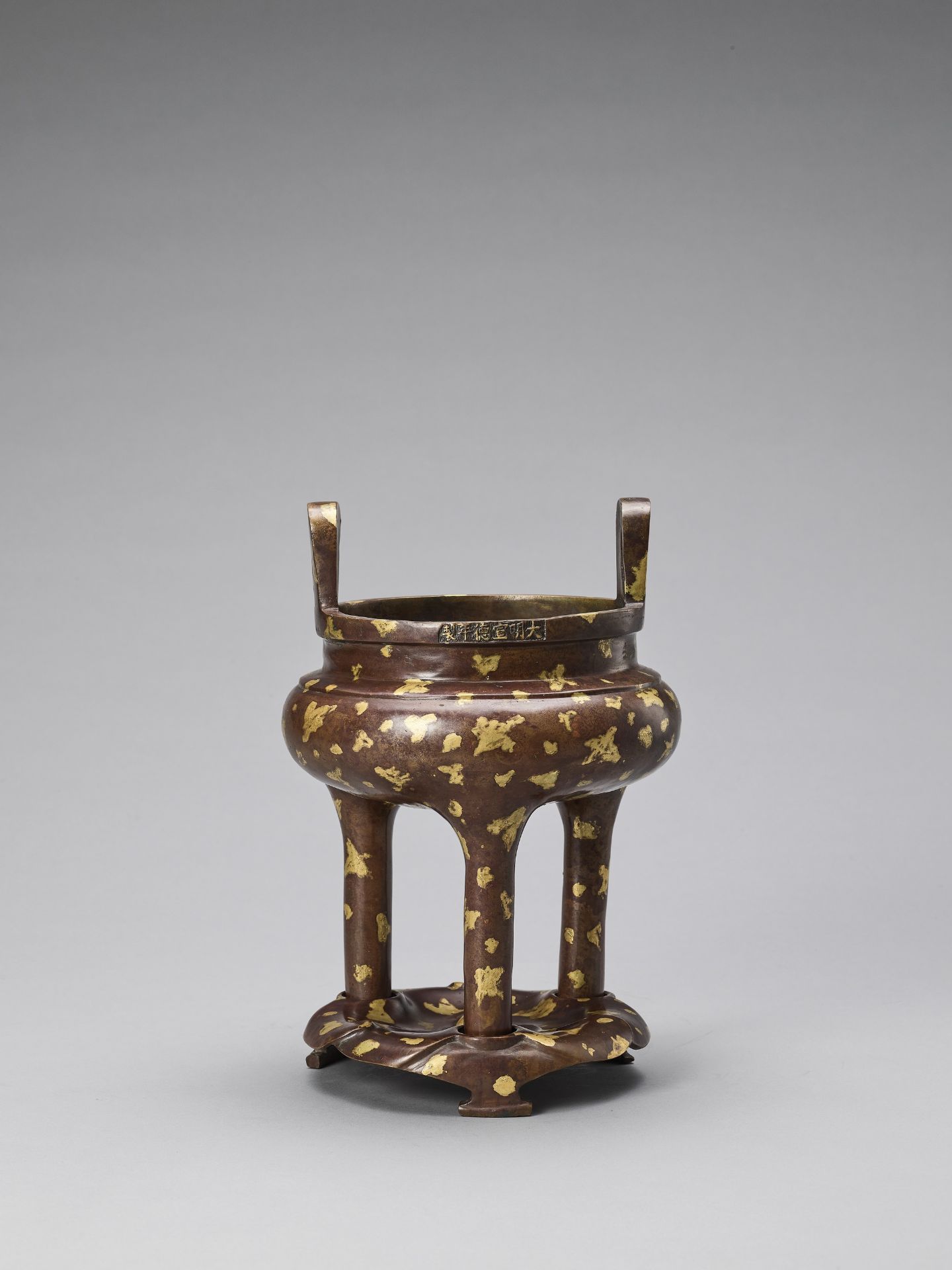 A GOLD-SPLASHED BRONZE TRIPOD CENSER WITH SIX-CHARACTER XUANDE MARK, QING