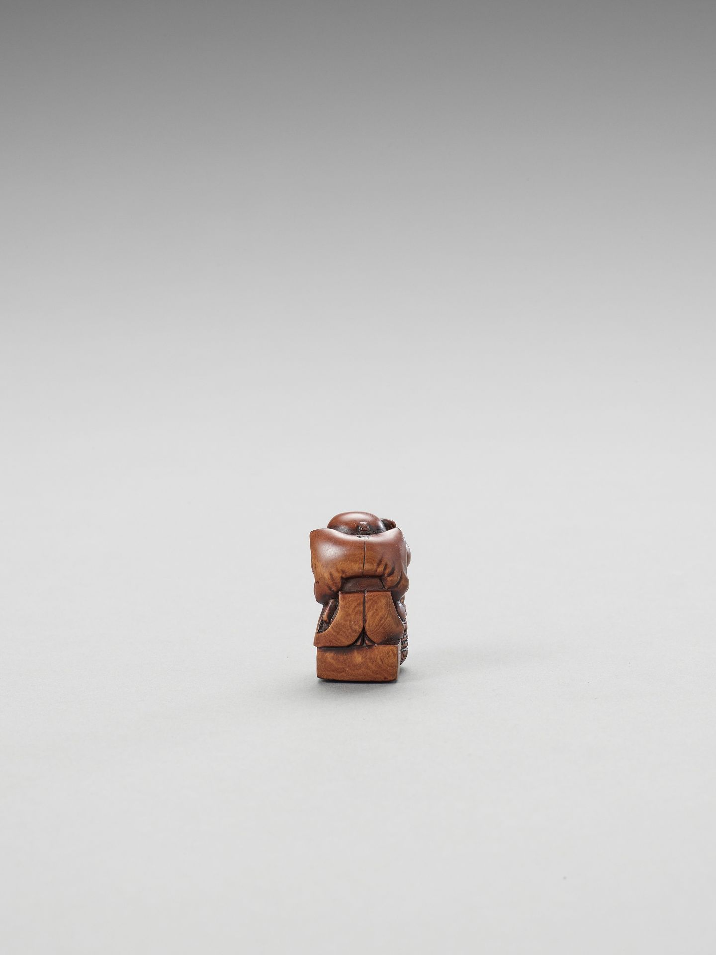 A WOOD NETSUKE OF FUKUSUKE WITH RICE BAIL - Bild 4 aus 5