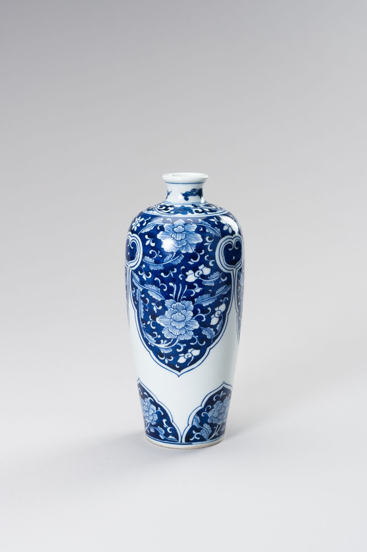 A BLUE AND WHITE PORCELAIN VASE - Bild 3 aus 7