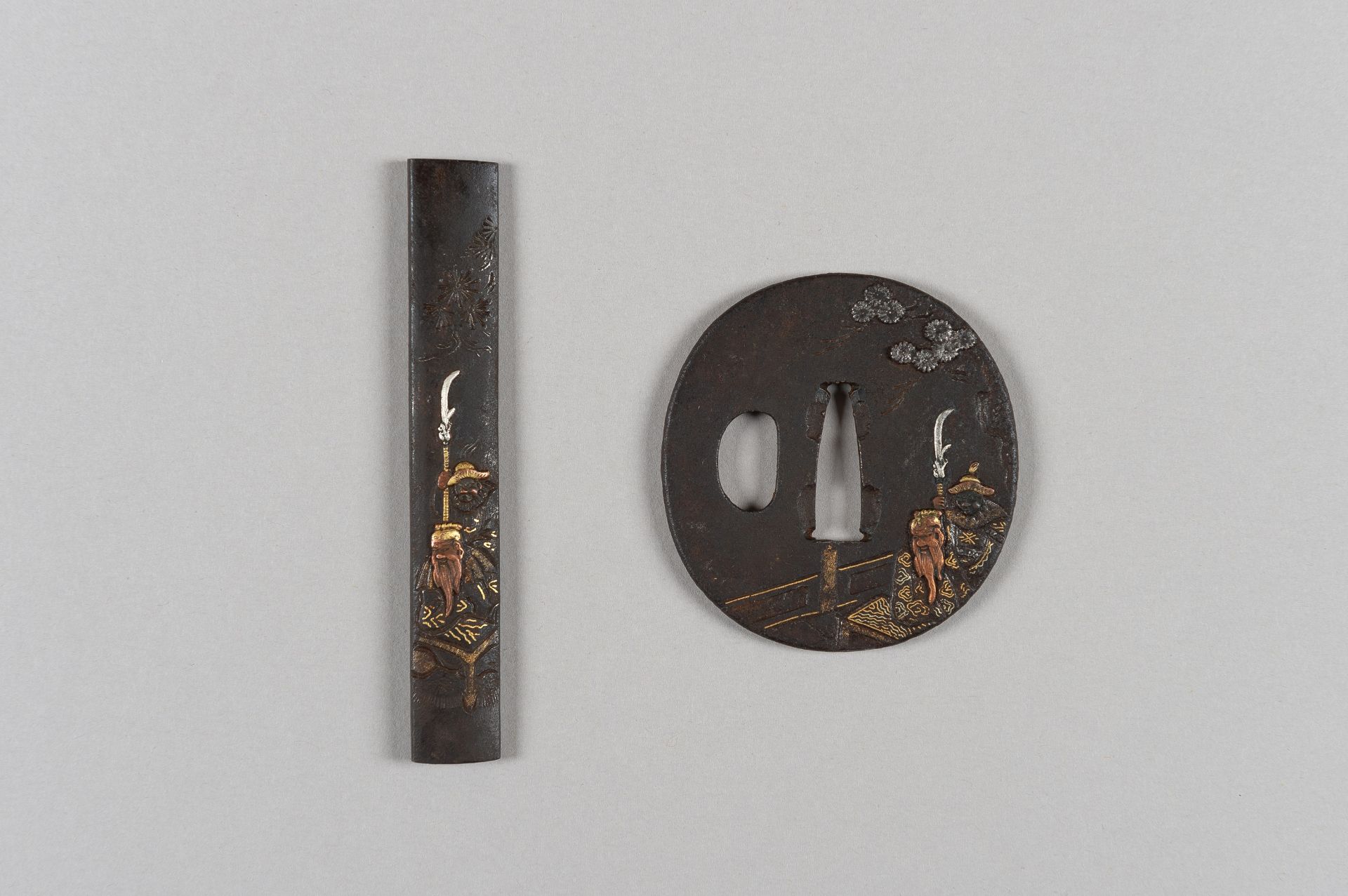 AN IRON TSUBA AND KOZUKA DEPICTING GENERAL KAN'U - Bild 2 aus 11