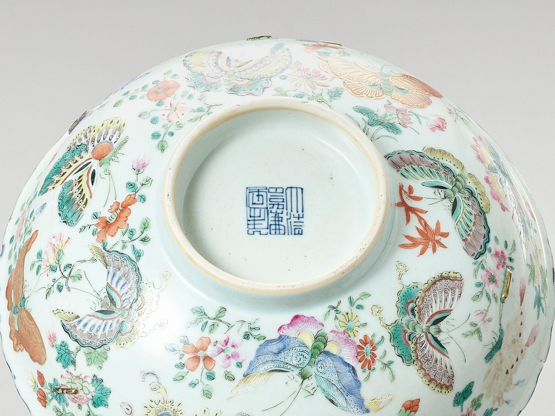 A LOBED BUTTERFLY PORCELAIN BOWL - Bild 7 aus 8