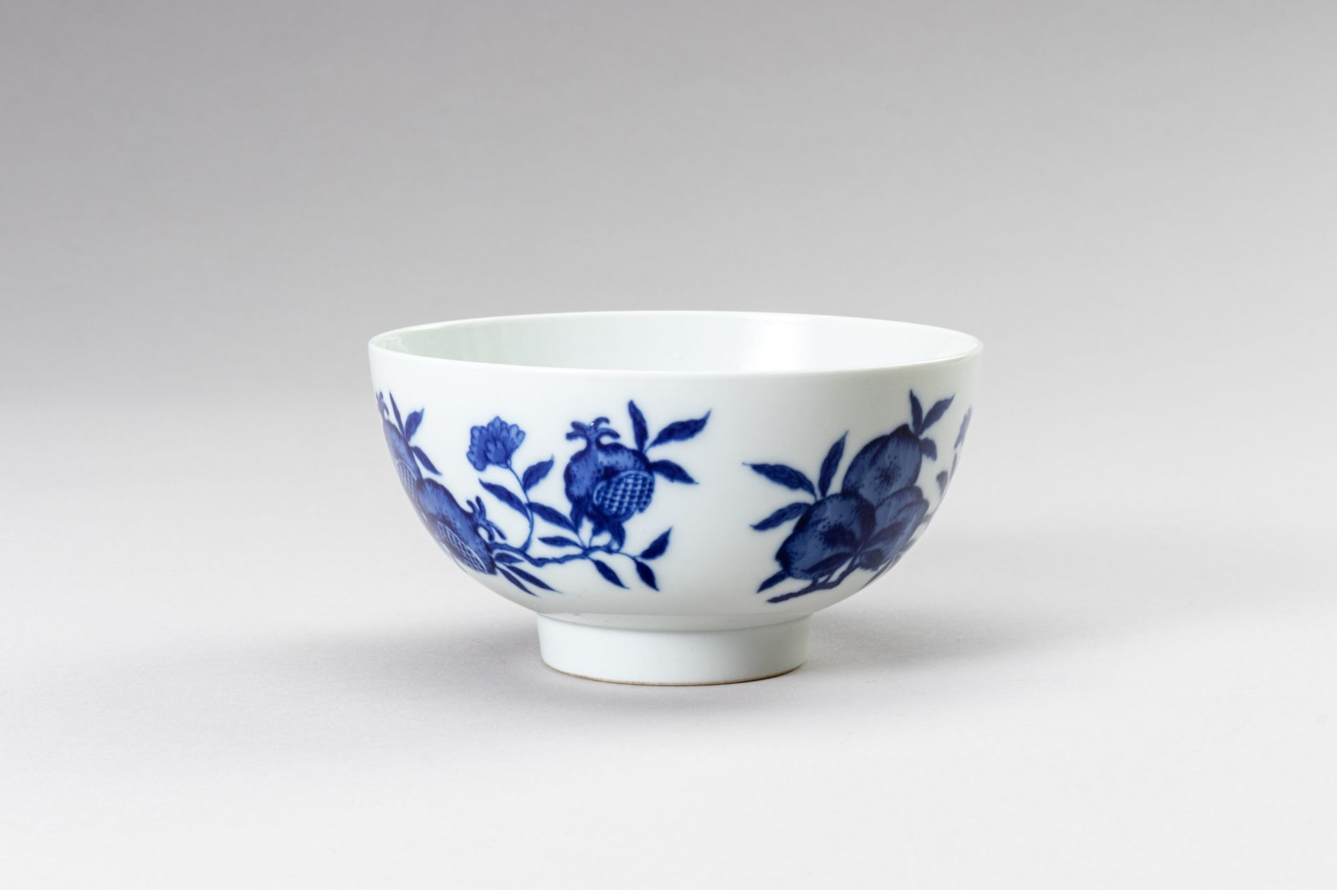 A BLUE AND WHITE PORCELAIN KANGXI REVIVAL 'PEACH' BOWL - Image 9 of 10