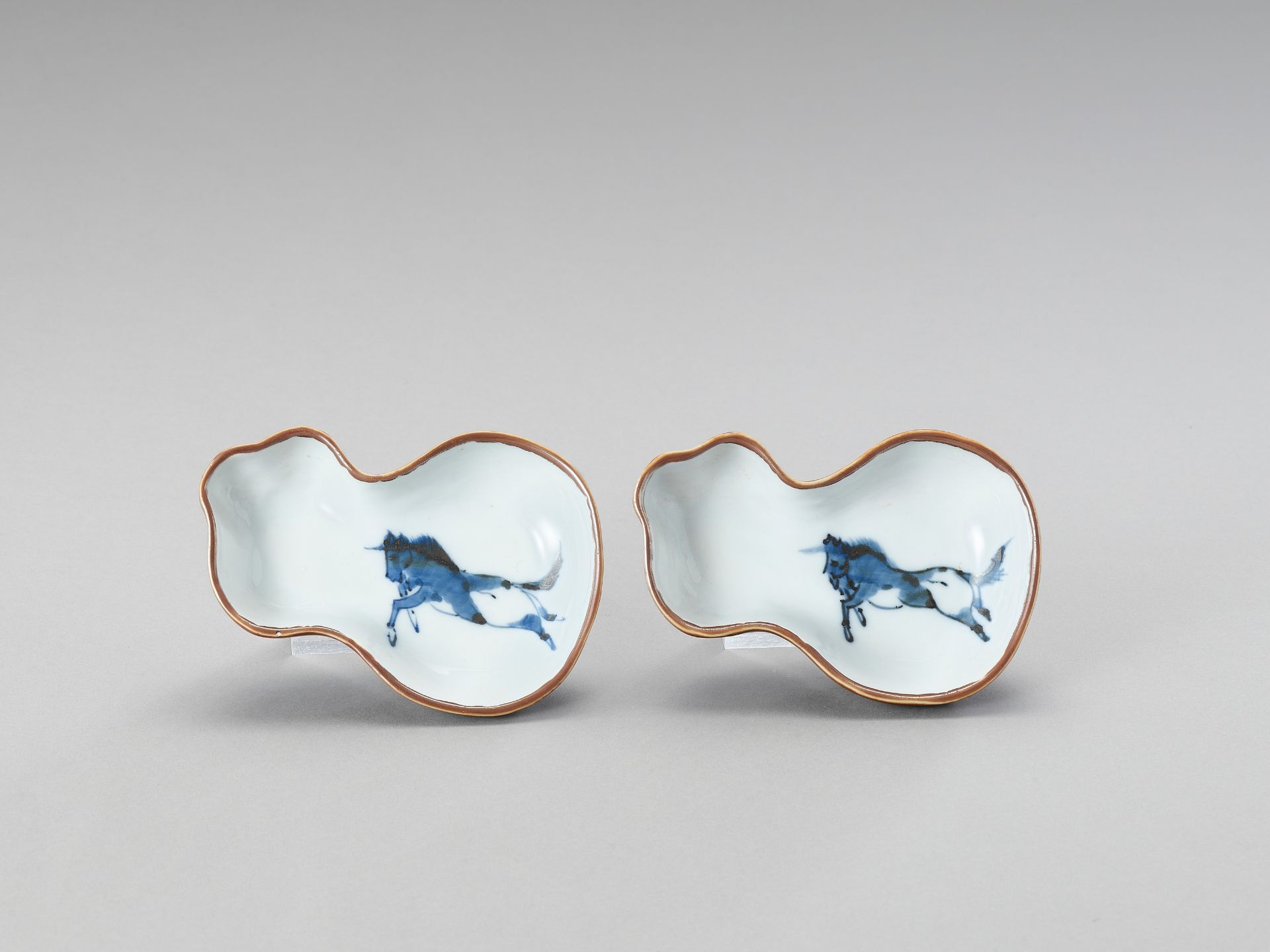 A PAIR OF GOURD-SHAPED PORCELAIN SAUCERS - Image 3 of 4