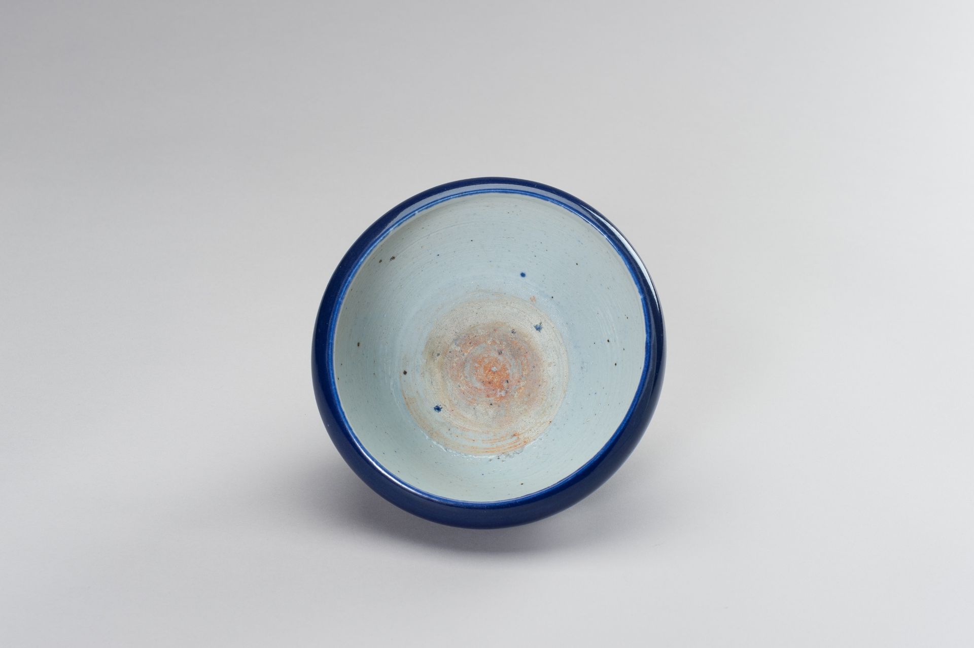 A SACRIFICIAL-BLUE GLAZED PORCELAIN BOWL - Bild 4 aus 11