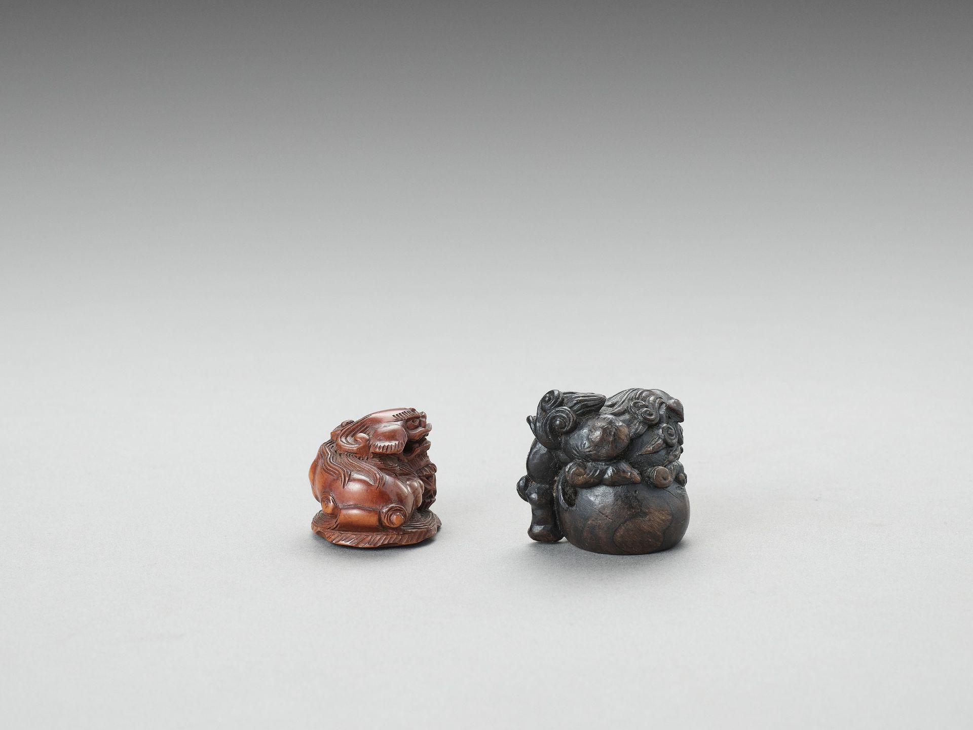 TWO WOOD NETSUKE OF SHISHI - Bild 3 aus 6