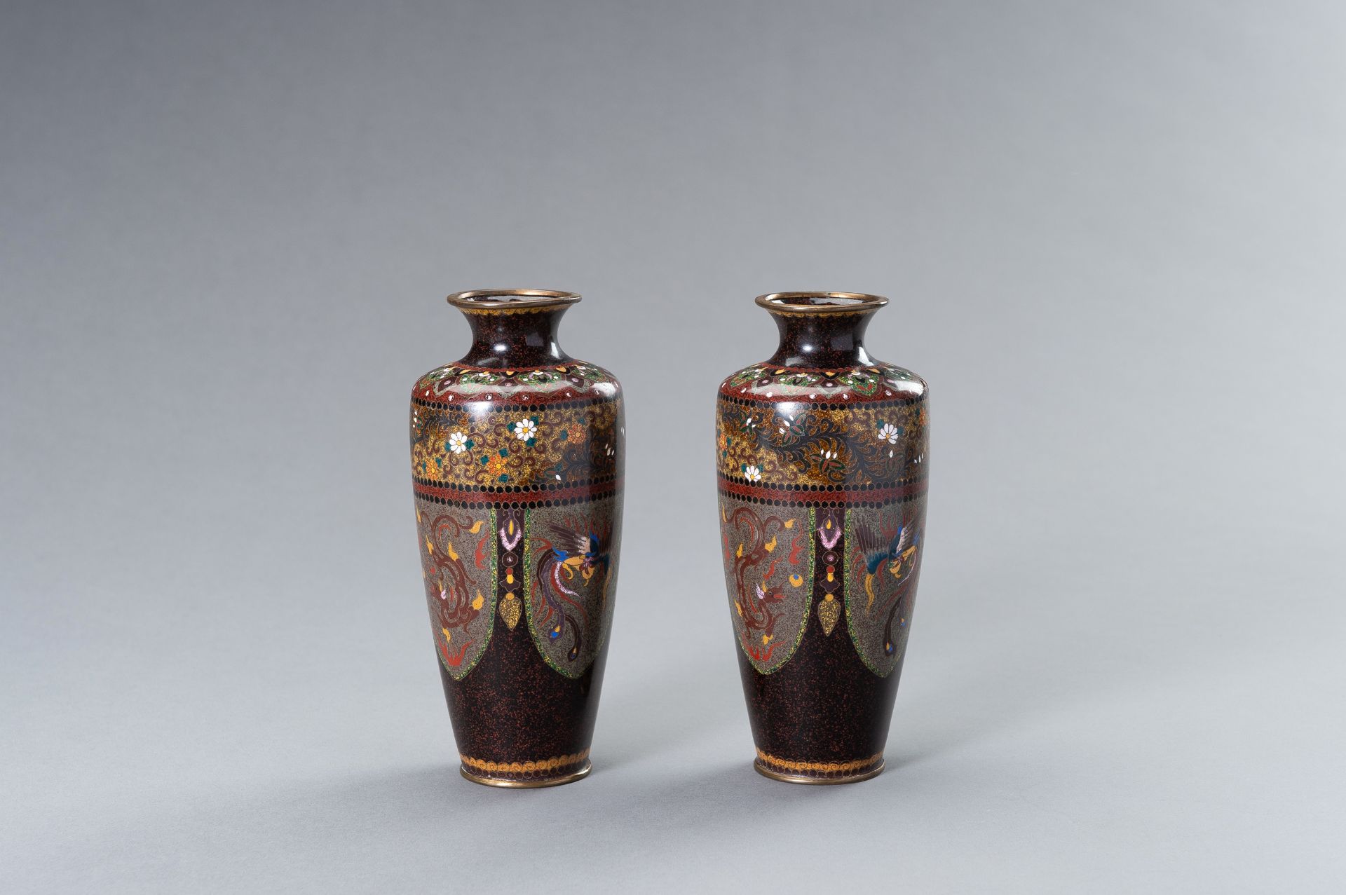 A PAIR OF TWO CLOISONNE ENAMEL VASES - Image 4 of 10