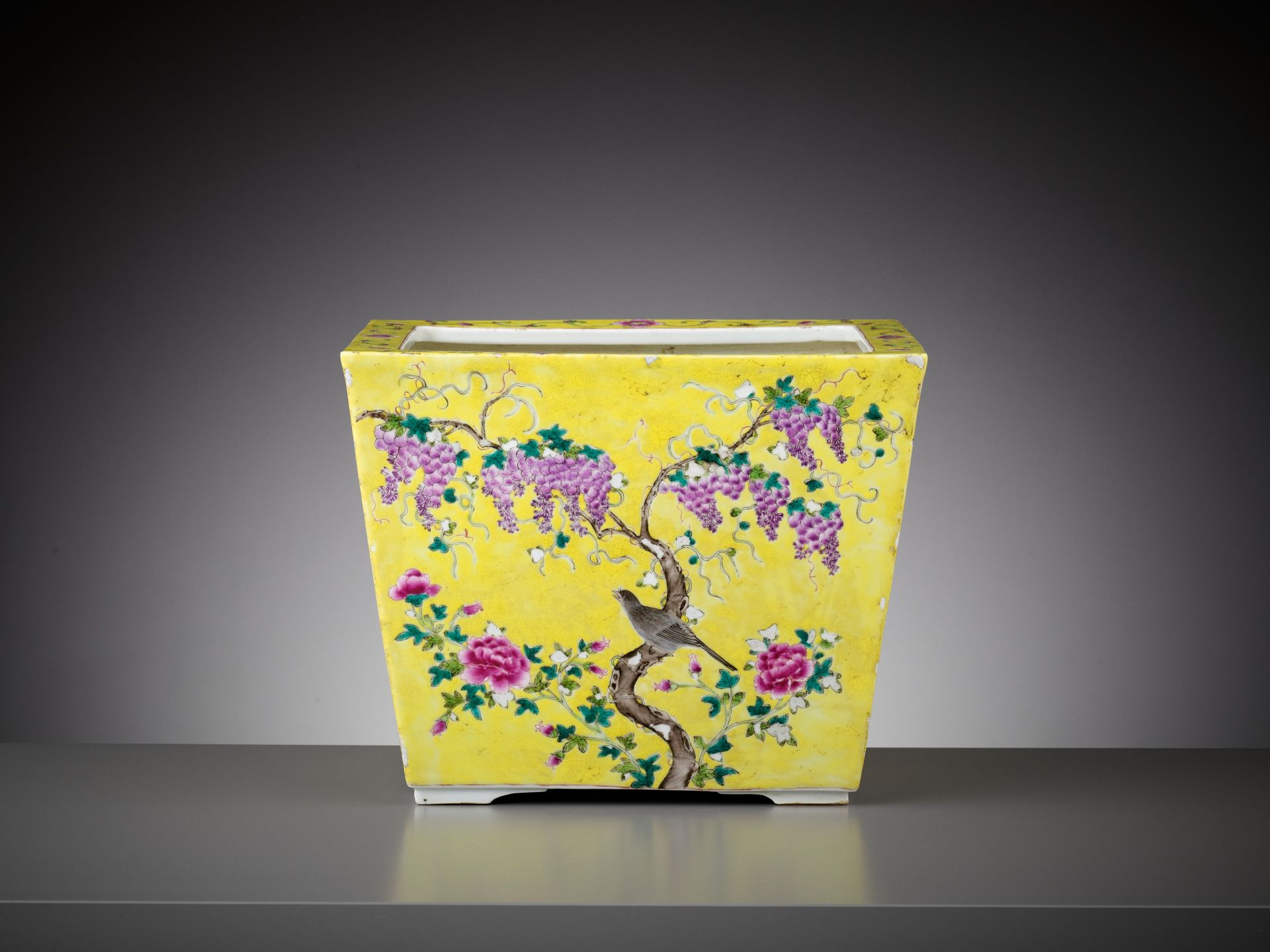 A DAYAZHAI-STYLE FAMILLE ROSE JARDINIERE, LATE QING DYNASTY - Bild 2 aus 9