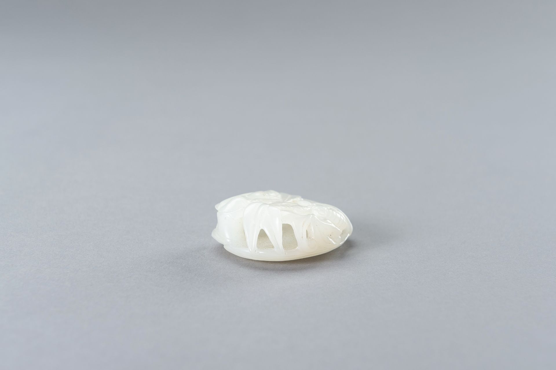 A RETICULATED WHITE JADE PENDANT WITH BATS AND BAMBOO - Bild 9 aus 14