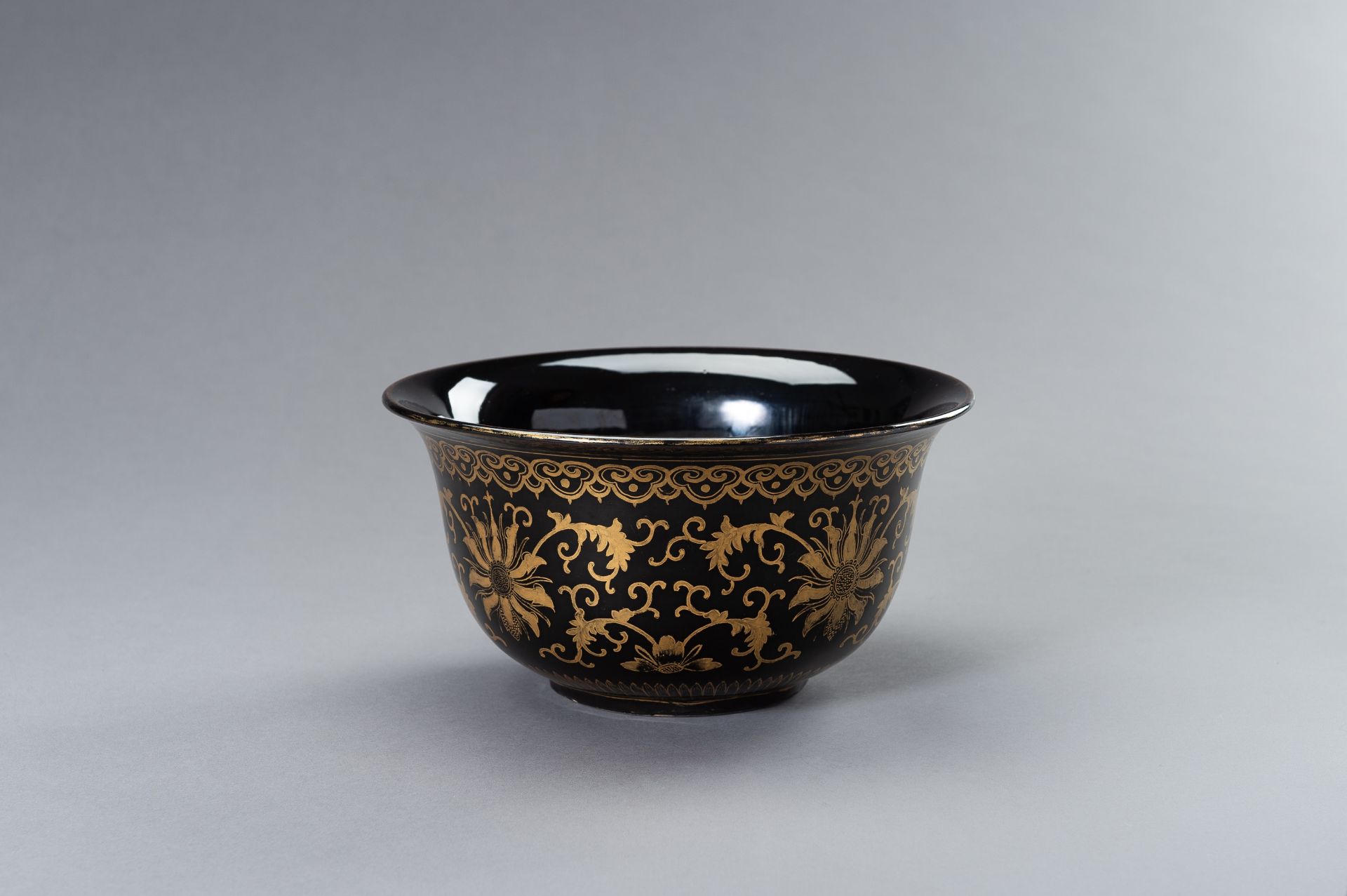 A LARGE BLACK AND GOLD PORCELAIN BOWL - Bild 7 aus 12