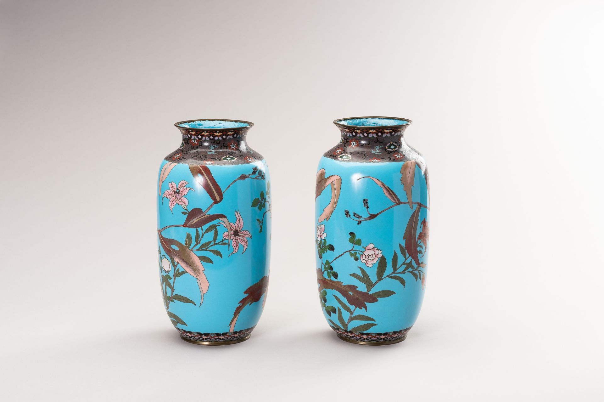 A PAIR OF TWO CLOISONNE VASES WITH BIRDS AND FLOWERS - Image 7 of 11