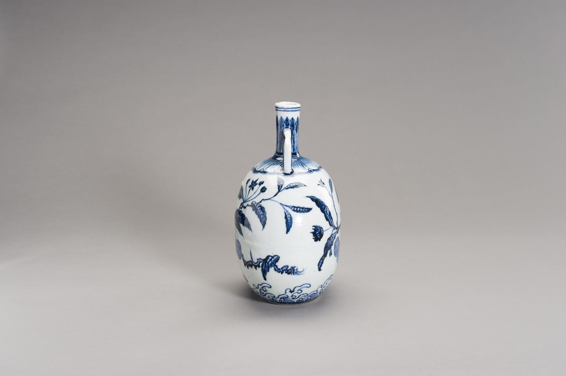 A BLUE AND WHITE MING-STYLE 'LINGZHI' MOONFLASK, BIANHU, QING DYNASTY - Image 9 of 12