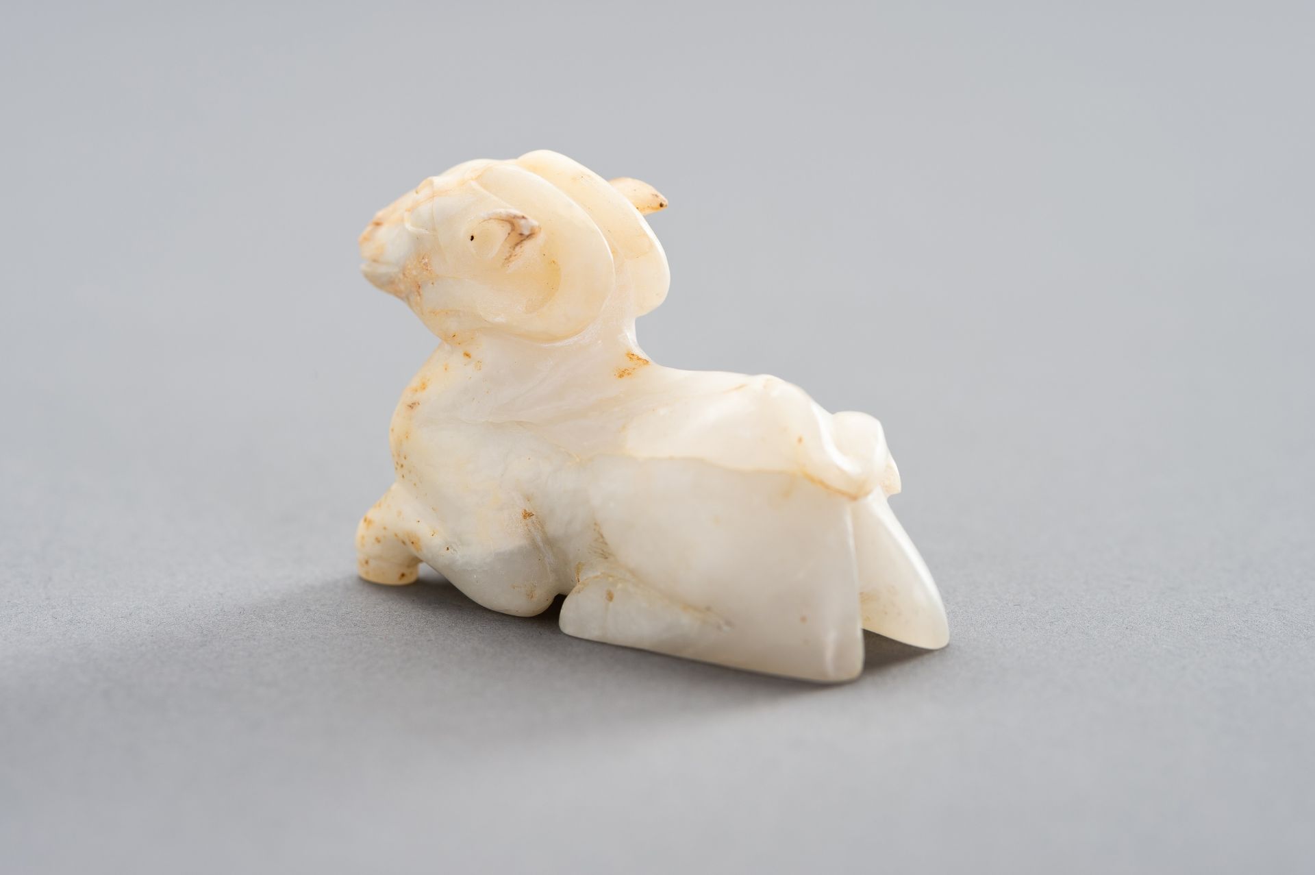 A WHITE JADE MINIATURE CARVING OF A RAM - Bild 7 aus 12