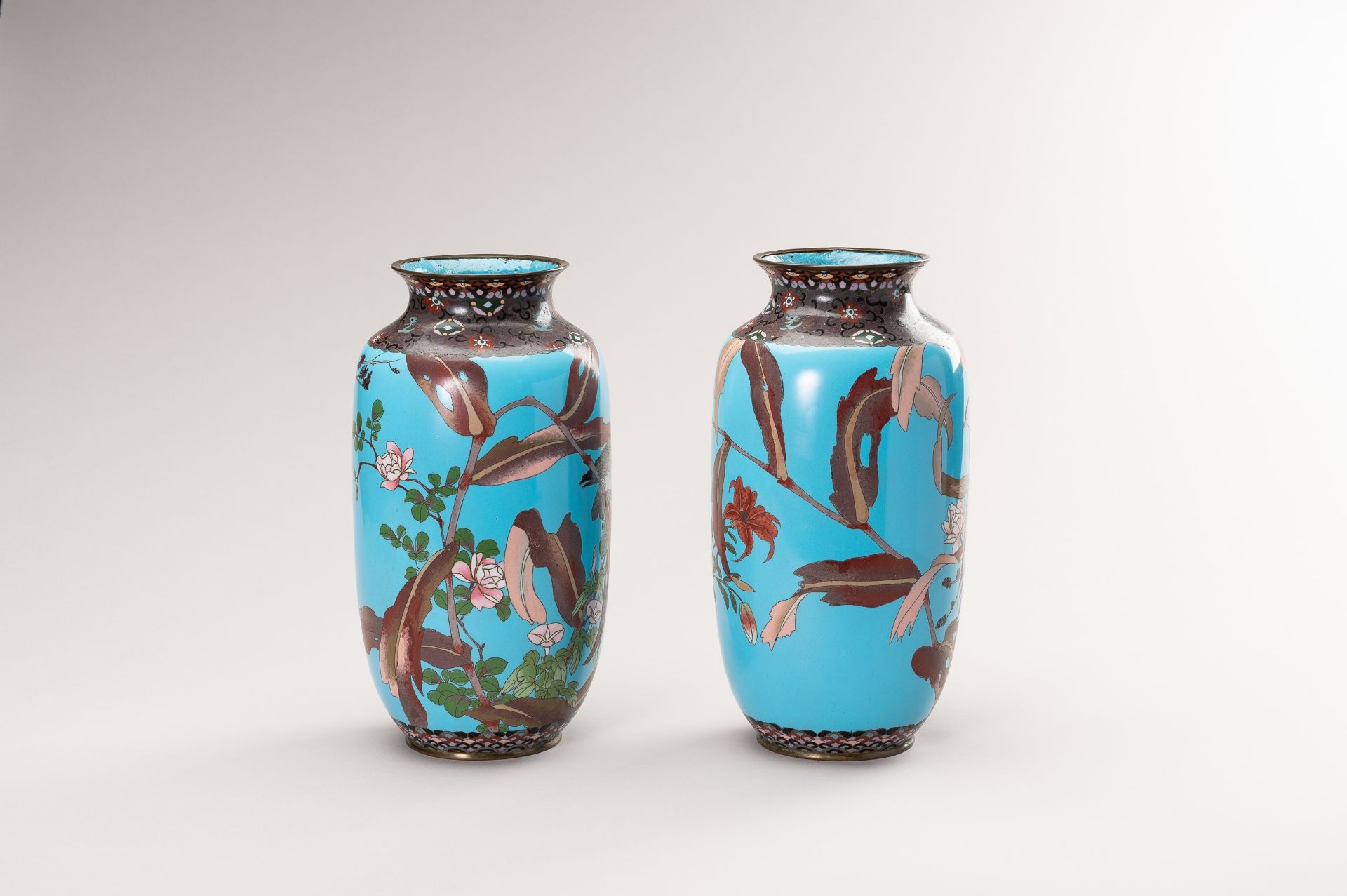 A PAIR OF TWO CLOISONNE VASES WITH BIRDS AND FLOWERS - Image 8 of 11