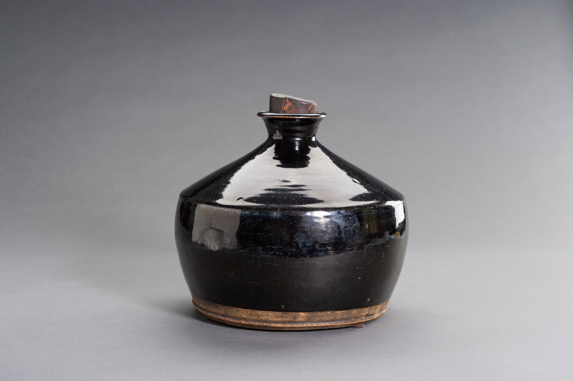 A LARGE HENAN BLACK-GLAZED BOTTLE, SONG DYNASTY - Bild 3 aus 8