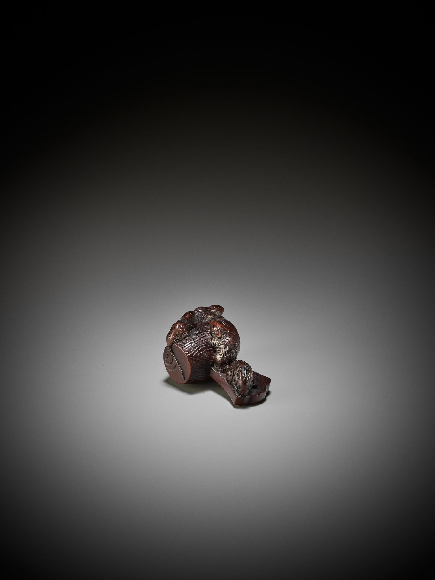 KIYOMITSU: A WOOD NETSUKE OF DAIKOKU'S MALLET OVERRUN BY RATS - Bild 7 aus 13