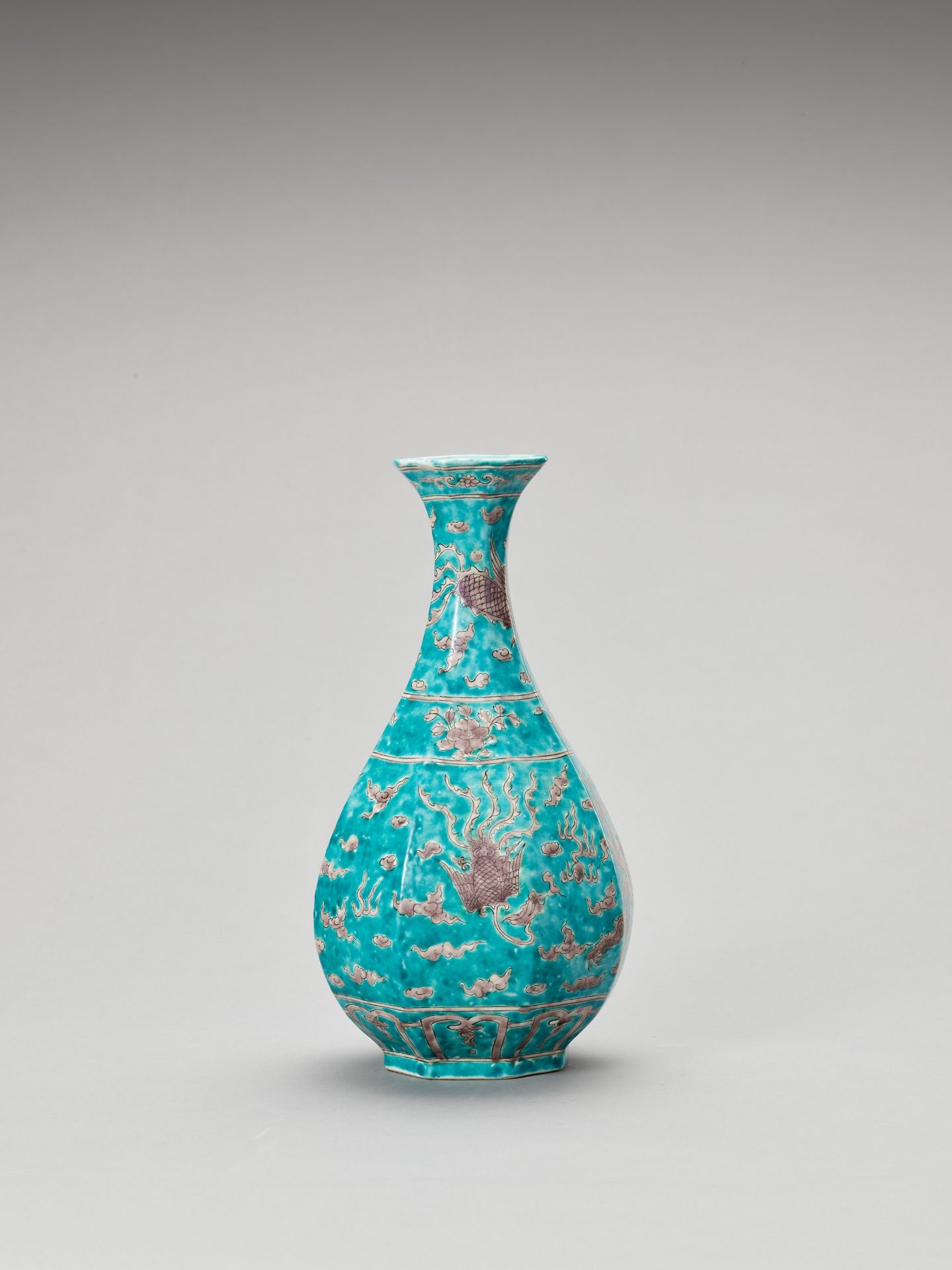 AN OCTAGONAL PEAR-SHAPED VASE - Bild 2 aus 7