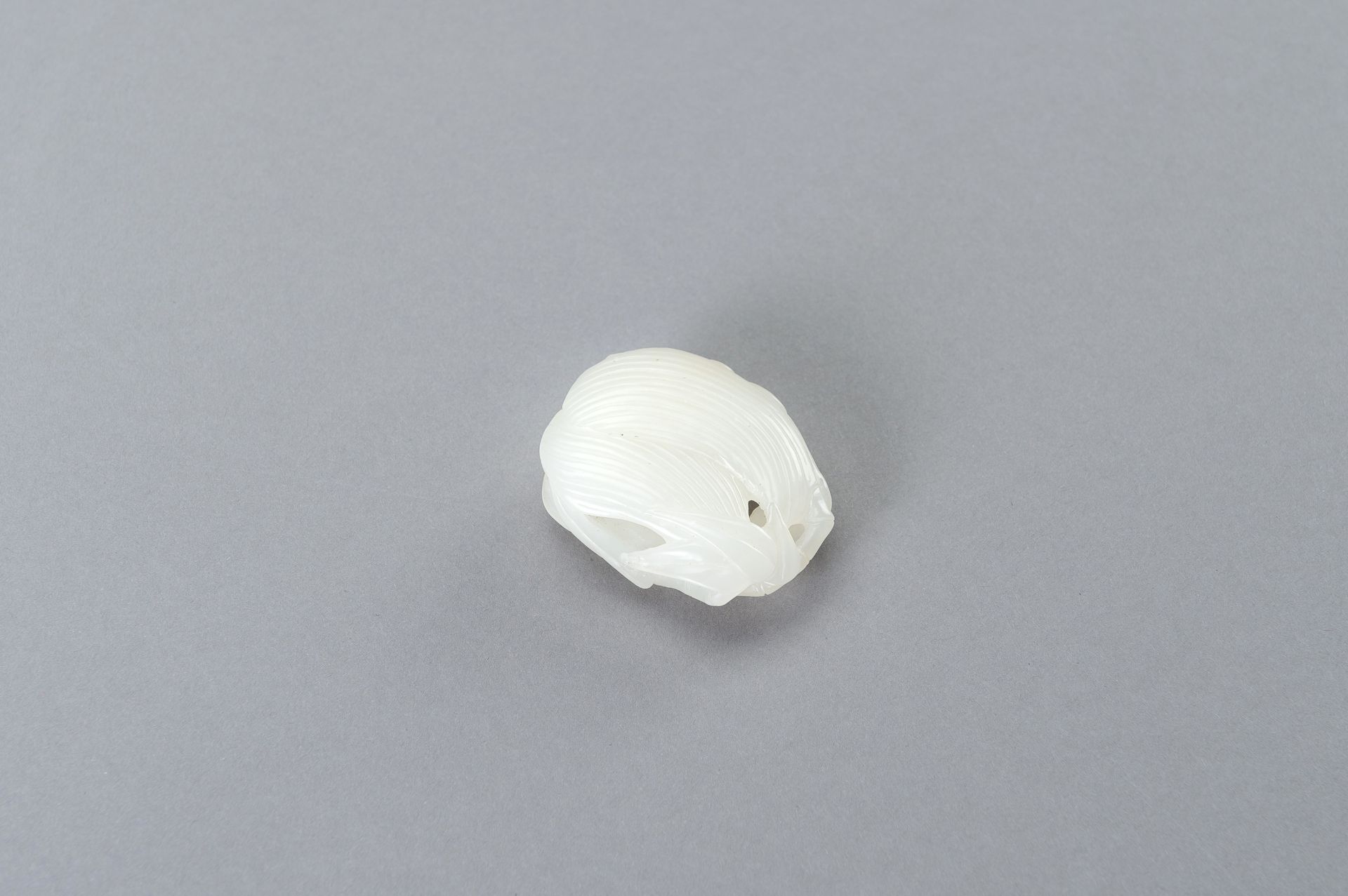 A RETICULATED WHITE JADE PENDANT WITH BATS AND BAMBOO - Bild 14 aus 14
